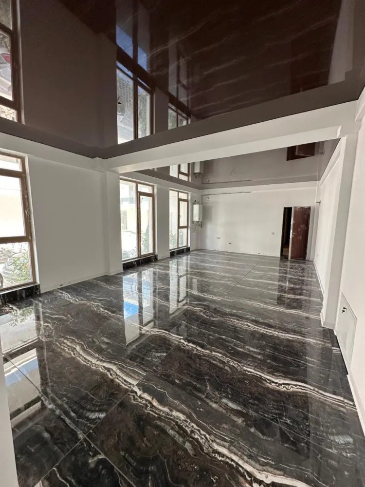 Spațiu comercial premium la parter 59.5mp utili– Vad excelent, 59,5 mp – Doar 500 €/lună - 🔑 Spațiu comercial premium de închiriat – 59,5 mp utili – Parter – Zonă cu vad excellentOferim spre închiriere spațiu comercial modern, situat la parter, compus din 2 încăperi, cu o suprafață utilă de 59,5 mp, ideal pentru birou, salon, cabinet, showroom sau alte activități comerciale.📍 Amplasat într-o zonă de top, cu vad comercial excelent, cu acces facil și vizibilitate ridicată.📞 Pentru detalii și vizionări: 076 700 5000✅ Caracteristici:Parter, ușor accesibil clienților2 camere spațioase și luminoase59,5 mp utiliÎncălzire în pardosealăFinisaje premiumSpațiu modern, gata de utilizare💰 Chirie: 500 €/lună📞 Pentru detalii și vizionări: 076 700 5000