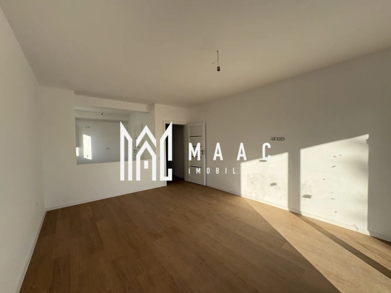 Apartament 2 camere I Oferta I Bucătărie separata I Parcare - MAAC Imobiluare va propune spre vânzare un apartament LA PREȚ REDUS situat în apropiere de zona industrială vest și aeroport. Apartamentul are 53,55 mp utili, se vinde LA CJEIE SI MOBILAT PARȚIAL parchet ,baia complet utilată,încălzire în pardosea și este compus din : Dormitor de 13.43 mp Living 19,69 mp Bucătărie 8,53 mp Hol 6,52 Baie cu geam 5,38 mp Balcon 7,32 mp Pentru mai multe detalii sau vizionare precizați telefonic ca ați văzut anunțul cu ID CP2852845 }}