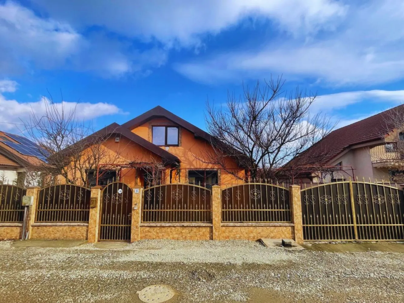 Casa Santandrei, zona linistita, gaz,curent,apa,teren 550 mp-219000Eur - De vânzare | Casă parter + mansardă pregătită | Sântandrei – zonă liniștită O casă gândită pentru confortul de zi cu zi, într-o zonă calmă din Sântandrei, perfectă pentru o familie care își dorește spațiu, funcționalitate și curte frumos amenajată. Proprietatea este pe parter, cu compartimentare practică și încăperi luminoase, iar mansarda este pregătită (izolată cu spumă, cu apă și curent trase) pentru extindere atunci când ai nevoie. Compartimentare: 3 dormitoare 2 băi living generos cu bucătărie open-space Anexe & spații auxiliare: garaj bucătărie de vară foișor cămară de lemne cameră tehnică Utilități & confort: curent monofazic, gaz, apă puț forat încălzire cu centrală pe gaz și lemne, calorifere Exterior și detalii care fac diferența: curte pavată cu piatră naturală porți auto automate terasă închisă cu policristal ✅ Se vinde mobilată și utilată 📐 Teren: 550 mp | Suprafață construită: 150 mp 💶 Preț: 219.000 € negociabil Nu se percepe comision! Pentru detalii și programarea unei vizionări Sorin Gligor Tel: 0731290032 }}