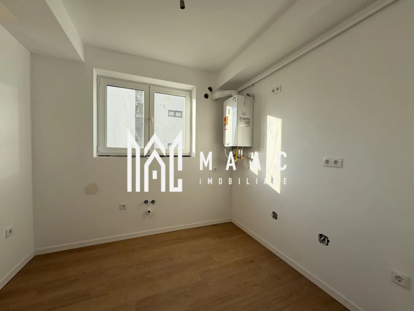 Apartament 2 camere I Oferta I Bucătărie separata I Parcare - MAAC Imobiluare va propune spre vânzare un apartament LA PREȚ REDUS situat în apropiere de zona industrială vest și aeroport. Apartamentul are 53,55 mp utili, se vinde LA CJEIE SI MOBILAT PARȚIAL parchet ,baia complet utilată,încălzire în pardosea și este compus din : Dormitor de 13.43 mp Living 19,69 mp Bucătărie 8,53 mp Hol 6,52 Baie cu geam 5,38 mp Balcon 7,32 mp Pentru mai multe detalii sau vizionare precizați telefonic ca ați văzut anunțul cu ID CP2852845 }}