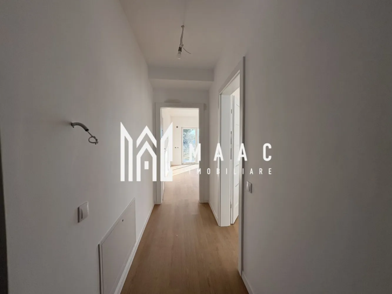 Apartament 2 camere I Oferta I Bucătărie separata I Parcare - MAAC Imobiluare va propune spre vânzare un apartament LA PREȚ REDUS situat în apropiere de zona industrială vest și aeroport. Apartamentul are 53,55 mp utili, se vinde LA CJEIE SI MOBILAT PARȚIAL parchet ,baia complet utilată,încălzire în pardosea și este compus din : Dormitor de 13.43 mp Living 19,69 mp Bucătărie 8,53 mp Hol 6,52 Baie cu geam 5,38 mp Balcon 7,32 mp Pentru mai multe detalii sau vizionare precizați telefonic ca ați văzut anunțul cu ID CP2852845 }}
