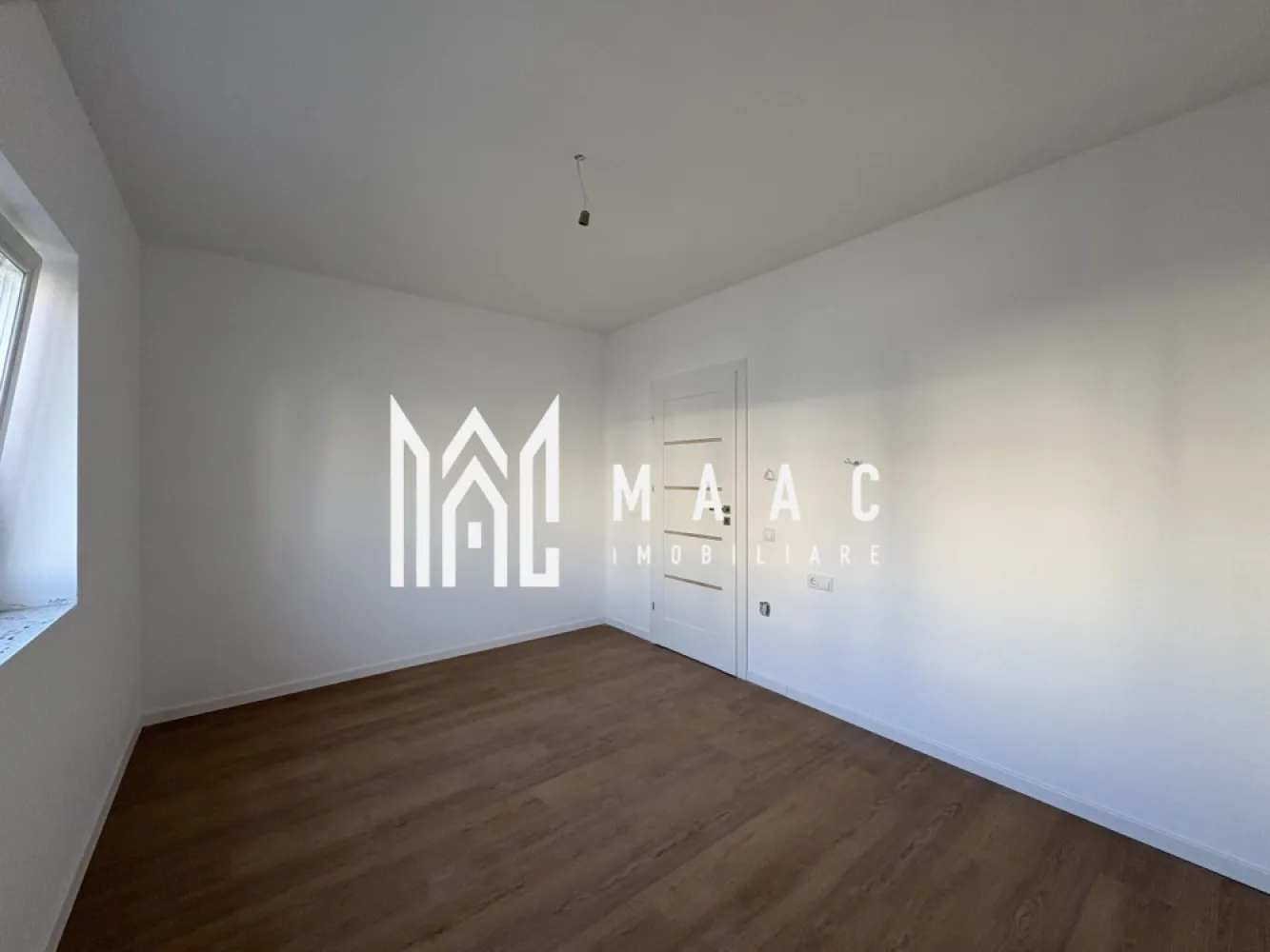 Apartament 2 camere I Oferta I Bucătărie separata I Parcare - MAAC Imobiluare va propune spre vânzare un apartament LA PREȚ REDUS situat în apropiere de zona industrială vest și aeroport. Apartamentul are 53,55 mp utili, se vinde LA CJEIE SI MOBILAT PARȚIAL parchet ,baia complet utilată,încălzire în pardosea și este compus din : Dormitor de 13.43 mp Living 19,69 mp Bucătărie 8,53 mp Hol 6,52 Baie cu geam 5,38 mp Balcon 7,32 mp Pentru mai multe detalii sau vizionare precizați telefonic ca ați văzut anunțul cu ID CP2852845 }}