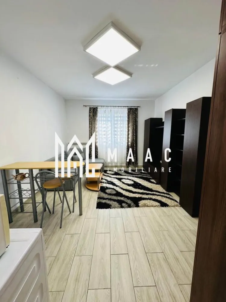 Garsonieră cochetă | 23 mp | Etaj 2 | Complet mobilată | Vasile Aaron - Maac Imobiliare prezintă spre vânzare o garsonieră modernă, situată în cartierul Vasile Aaron – una dintre cele mai căutate zone pentru închiriere din Sibiu. Proprietatea are o suprafață de 23 mp, este amplasată la etajul 2 din 4, într-un bloc bine întreținut, cu vecinătăți civilizate și acces facil către toate punctele de interes. Caracteristici principale: Suprafață: 23 mp Etaj: 2/4 – etaj intermediar Compartimentare eficientă Mobilier și electrocasnice noi Garsonieră luminoasă, economică, cu cheltuieli reduse Se vinde complet mobilată și utilată, exact ca în fotografii Nu necesită investiții suplimentare Ideală pentru investiție: Perfectă pentru închiriere pe termen lung Poate fi locuită sau închiriată imediat Cerere ridicată în zonă din partea tinerilor și chiriașilor Randament foarte bun pentru investitori Locație & facilități: Cartier Vasile Aaron Acces rapid către Șelimbăr, zona comercială și centrul orașului În apropiere de magazine, farmacii, stații de autobuz, școli și alte servicii O proprietate ideală atât pentru locuit, cât și pentru investiție sigură. Pentru mai multe detalii precizati telefonic ca ati vazut anuntul cu ID: CP2852783 }}