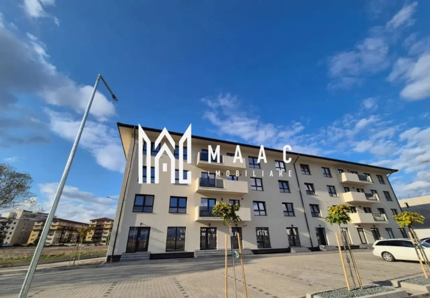 Apartament nou 2 camere 56 mp etaj 1 - Zona Rahovei/ Doamna Stanca - MAAC Imobiliare va propune spre achizitie un apartament cu 2 camere, luminos, primitor și excelent compartimentat, situat într-un cartier nou, aerisit, cu distanță mare între imobile, spații verzi generoase și locuri de parcare amenajate, pe strada Doamna Stanca din Șelimbăr, la limita teritorială cu orașul Sibiu. Locuința se află la etajul 1 al unui imobil cu regim de înălțime P+3, având o expunere însorită pe tot parcursul zilei. Suprafața utilă este de 56,15 mp, la care se adaugă un balcon deschis de 6,7 mp, ideal pentru momentele de relaxare. Compartimentare: hol de acces; living luminos; bucătărie separată; dormitor generos; baie; balcon deschis de 6,7 mp. Ansamblul este realizat cu materiale de calitate superioară, fiind predat la exterior complet finisat: străzi asfaltate și iluminate, locuri de parcare amenajate, loc de joacă pentru copii, imobile izolate termic, balcoane placate cu gresie, casa scării la cheie cu balustradă din inox și interfon la intrare. Interior – predare LA ALB: tâmplărie PVC cu 7 camere și 3 foi de sticlă; ușă metalică la intrare; pereți finisați cu lavabil alb; centrală termică Bosch în condensare; încălzire în pardoseală; balcon placat cu gresie; 1 loc de parcare inclus. Opțional, apartamentul se poate finisa la cheie, conform preferințelor clientului. Zona oferă acces rapid către orașul Sibiu, prin drumul secundar ce va face legătura cu strada Aleea Șeviș, facilitând deplasarea către instituții de învățământ, stații de transport în comun, Supeco, Piața Rahovei și Bulevardul Mihai Viteazu. Preț: LA ALB INTERIOR: 112.000 EURO LA CHEIE INTERIOR: preț stabilit în funcție de finisajele alese Modalități de plată: credit imobiliar sau resurse proprii; avans standard 15% din valoarea apartamentului. O locuință care îmbină confortul, lumina și liniștea, perfectă pentru un nou început. Apartamentul este ideal atât pentru locuință personală, cât și pentru investiție. 📞 Pentru mai multe detalii, vă rugăm să menționați telefonic ID-ul anunțului: CP2932079. }}