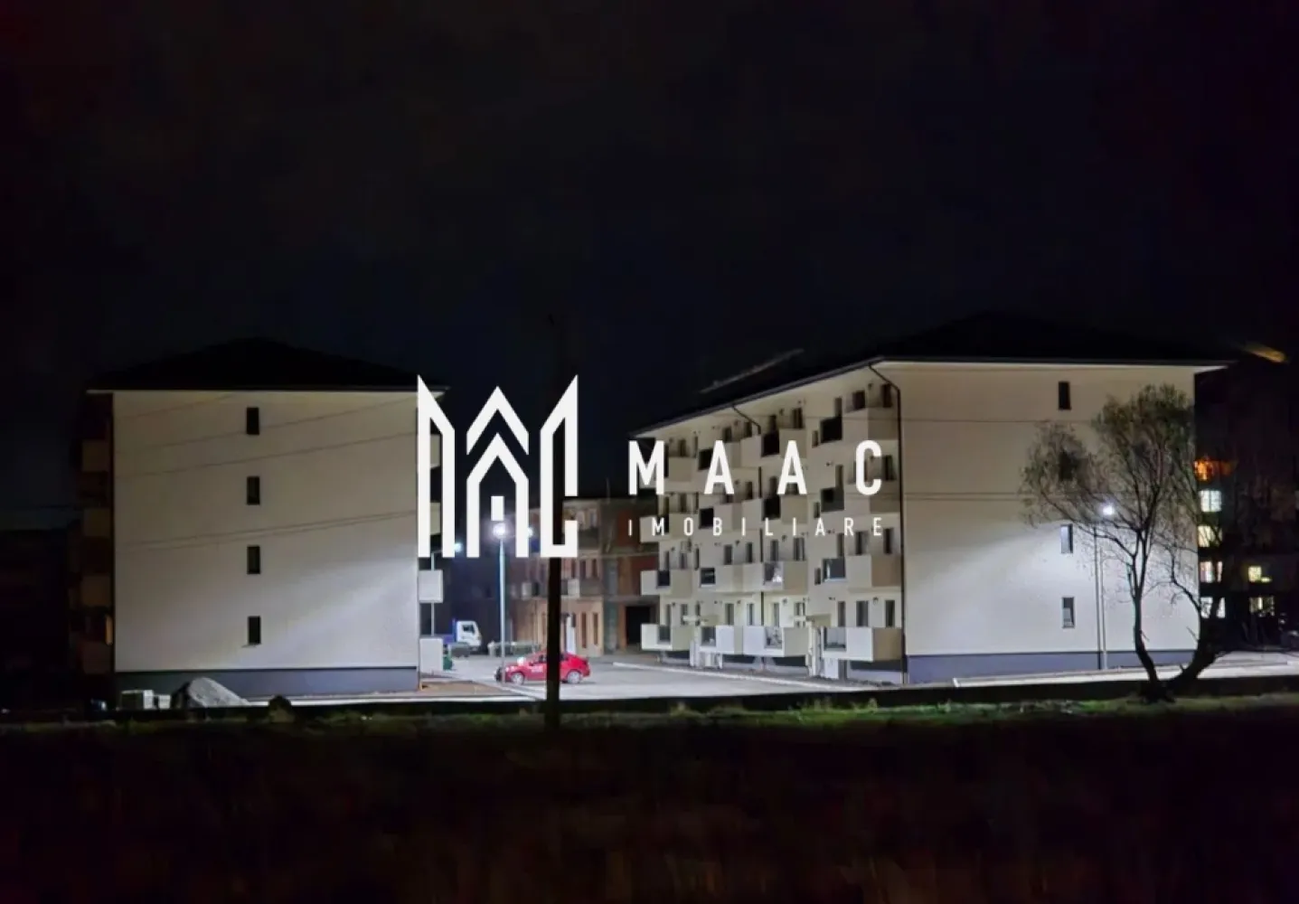 Apartament nou 2 camere 56 mp etaj 1 - Zona Rahovei/ Doamna Stanca - MAAC Imobiliare va propune spre achizitie un apartament cu 2 camere, luminos, primitor și excelent compartimentat, situat într-un cartier nou, aerisit, cu distanță mare între imobile, spații verzi generoase și locuri de parcare amenajate, pe strada Doamna Stanca din Șelimbăr, la limita teritorială cu orașul Sibiu. Locuința se află la etajul 1 al unui imobil cu regim de înălțime P+3, având o expunere însorită pe tot parcursul zilei. Suprafața utilă este de 56,15 mp, la care se adaugă un balcon deschis de 6,7 mp, ideal pentru momentele de relaxare. Compartimentare: hol de acces; living luminos; bucătărie separată; dormitor generos; baie; balcon deschis de 6,7 mp. Ansamblul este realizat cu materiale de calitate superioară, fiind predat la exterior complet finisat: străzi asfaltate și iluminate, locuri de parcare amenajate, loc de joacă pentru copii, imobile izolate termic, balcoane placate cu gresie, casa scării la cheie cu balustradă din inox și interfon la intrare. Interior – predare LA ALB: tâmplărie PVC cu 7 camere și 3 foi de sticlă; ușă metalică la intrare; pereți finisați cu lavabil alb; centrală termică Bosch în condensare; încălzire în pardoseală; balcon placat cu gresie; 1 loc de parcare inclus. Opțional, apartamentul se poate finisa la cheie, conform preferințelor clientului. Zona oferă acces rapid către orașul Sibiu, prin drumul secundar ce va face legătura cu strada Aleea Șeviș, facilitând deplasarea către instituții de învățământ, stații de transport în comun, Supeco, Piața Rahovei și Bulevardul Mihai Viteazu. Preț: LA ALB INTERIOR: 112.000 EURO LA CHEIE INTERIOR: preț stabilit în funcție de finisajele alese Modalități de plată: credit imobiliar sau resurse proprii; avans standard 15% din valoarea apartamentului. O locuință care îmbină confortul, lumina și liniștea, perfectă pentru un nou început. Apartamentul este ideal atât pentru locuință personală, cât și pentru investiție. 📞 Pentru mai multe detalii, vă rugăm să menționați telefonic ID-ul anunțului: CP2932079. }}