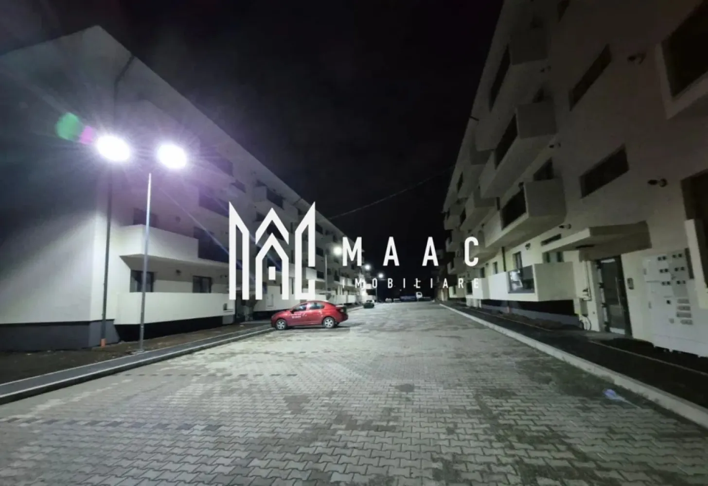 Apartament nou 2 camere 56 mp etaj 1 - Zona Rahovei/ Doamna Stanca - MAAC Imobiliare va propune spre achizitie un apartament cu 2 camere, luminos, primitor și excelent compartimentat, situat într-un cartier nou, aerisit, cu distanță mare între imobile, spații verzi generoase și locuri de parcare amenajate, pe strada Doamna Stanca din Șelimbăr, la limita teritorială cu orașul Sibiu. Locuința se află la etajul 1 al unui imobil cu regim de înălțime P+3, având o expunere însorită pe tot parcursul zilei. Suprafața utilă este de 56,15 mp, la care se adaugă un balcon deschis de 6,7 mp, ideal pentru momentele de relaxare. Compartimentare: hol de acces; living luminos; bucătărie separată; dormitor generos; baie; balcon deschis de 6,7 mp. Ansamblul este realizat cu materiale de calitate superioară, fiind predat la exterior complet finisat: străzi asfaltate și iluminate, locuri de parcare amenajate, loc de joacă pentru copii, imobile izolate termic, balcoane placate cu gresie, casa scării la cheie cu balustradă din inox și interfon la intrare. Interior – predare LA ALB: tâmplărie PVC cu 7 camere și 3 foi de sticlă; ușă metalică la intrare; pereți finisați cu lavabil alb; centrală termică Bosch în condensare; încălzire în pardoseală; balcon placat cu gresie; 1 loc de parcare inclus. Opțional, apartamentul se poate finisa la cheie, conform preferințelor clientului. Zona oferă acces rapid către orașul Sibiu, prin drumul secundar ce va face legătura cu strada Aleea Șeviș, facilitând deplasarea către instituții de învățământ, stații de transport în comun, Supeco, Piața Rahovei și Bulevardul Mihai Viteazu. Preț: LA ALB INTERIOR: 112.000 EURO LA CHEIE INTERIOR: preț stabilit în funcție de finisajele alese Modalități de plată: credit imobiliar sau resurse proprii; avans standard 15% din valoarea apartamentului. O locuință care îmbină confortul, lumina și liniștea, perfectă pentru un nou început. Apartamentul este ideal atât pentru locuință personală, cât și pentru investiție. 📞 Pentru mai multe detalii, vă rugăm să menționați telefonic ID-ul anunțului: CP2932079. }}