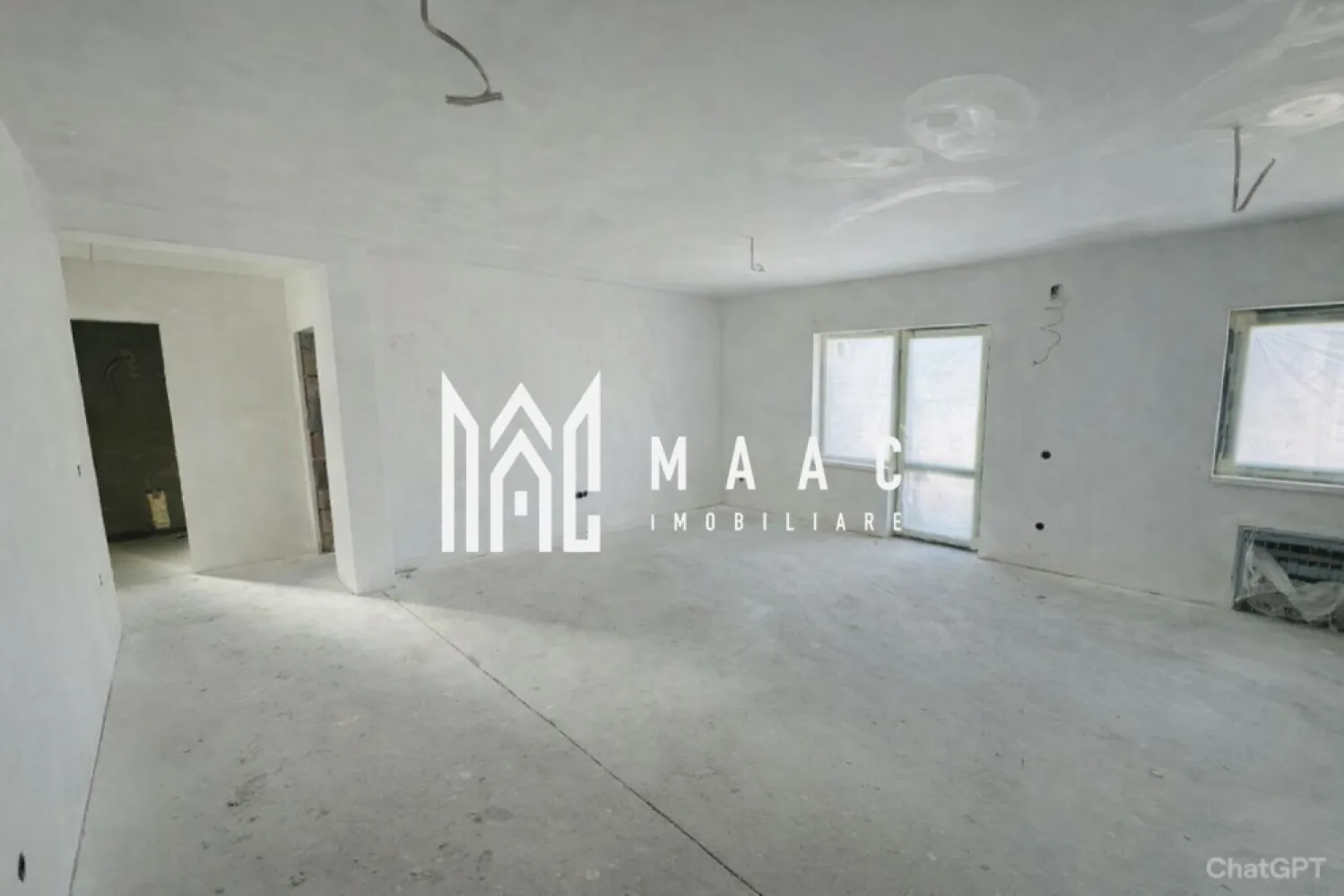 Apartament 3 camere 2 bai I 61.2 MPU I Doamna Stanca -Selimbar - MAAC Imobiliare va propune spre vanzare un apartament cu 3 camere, luminos, modern și excelent compartimentat, situat într-un cartier nou, aerisit, cu distanță mare între imobile, spații verzi și locuri de parcare amenajate, pe strada Doamna Stanca din Șelimbăr. Locuința se află la etajul 2 din 3, într-un imobil cu regim redus de înălțime, beneficiind de expunere însorită și intimitate. Are o suprafață utilă de 61,2 mp, completată de un balcon generos de 7,8 mp, cu acces atât din living, cât și din dormitor. Compartimentare inteligentă: hol de acces; living generos cu bucătărie tip open-space; două dormitoare; două băi; balcon deschis de 7,8 mp. Ansamblul este realizat cu materiale de înaltă calitate și va fi predat la exterior complet finisat: străzi asfaltate și iluminate, locuri de parcare amenajate, loc de joacă pentru copii, imobile izolate termic, balcoane placate cu gresie, casa scării la cheie cu balustradă din inox și interfon la intrare. Predare interior – LA ALB: tâmplărie PVC cu 7 camere și 3 foi de sticlă; ușă metalică la intrare; pereți finisați cu lavabil alb; centrală termică Bosch în condensare; încălzire în pardoseală; balcon placat cu gresie; 1 loc de parcare inclus. Opțional, apartamentul poate fi finisat la cheie, conform preferințelor clientului. Locație excelentă Zona oferă acces rapid către orașul Sibiu, prin drumul secundar ce va face legătura cu Aleea Șeviș, facilitând deplasarea către instituții de învățământ, stații de transport în comun, Supeco, Piața Rahovei și Bulevardul Mihai Viteazu. Preț: FINISAT LA ALB INTERIOR: 122.000 EURO FINISAT LA CHEIE INTERIOR: preț stabilit în funcție de finisajele alese Modalități de plată: credit imobiliar sau resurse proprii; avans standard: 15% din valoarea apartamentului. Certificat energetic (conform proiect): Clasa energetică B. O locuință care îmbină confortul, lumina și liniștea, perfectă pentru un nou început. Apartamentul este ideal atât pentru locuință personală, cât și pentru investiție. 📞 Pentru mai multe detalii, vă rugăm să menționați telefonic ID-ul anunțului: CP2932120. }}