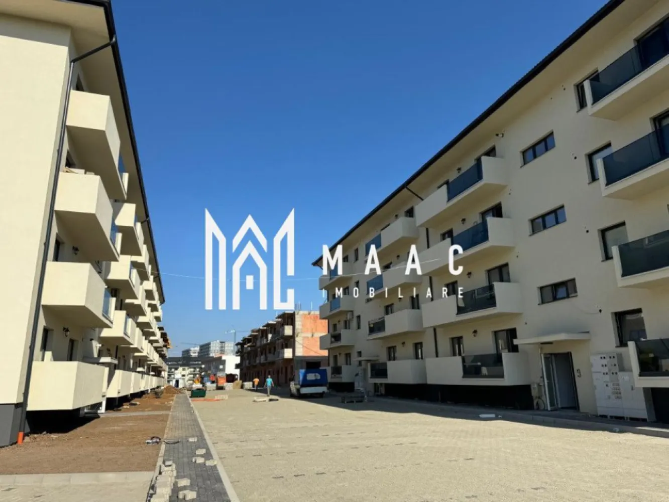 Apartament 3 camere cu gradina parter inalt I 61.2 MPU I Doamna Stanca - MAAC Imobiliare va propune spre vanzare un apartament cu 3 camere, luminos și armonios compartimentat, situat într-un cartier nou, aerisit, cu spații verzi, distanță mare între imobile și locuri de parcare amenajate, pe strada Doamna Stanca din Șelimbăr, la limita cu municipiul Sibiu. Locuința se află la parterul unui imobil cu 3 nivele, beneficiind de expunere însorită și de un avantaj rar: grădină proprie de 46 mp, un spațiu perfect pentru relaxare, joacă sau momente petrecute în aer liber. Apartamentul are o suprafață utilă de 61,2 mp, la care se adaugă un balcon de 7,8 mp cu acces către grădină. Compartimentare: hol de acces; living cu bucătărie tip open-space; două dormitoare; baie; balcon deschis de 7,8 mp, cu acces din living și dintr-un dormitor; acces direct la grădina proprie de 46 mp. Ansamblul este realizat cu materiale de înaltă calitate și este predat la exterior complet finisat: străzi asfaltate și iluminate, locuri de parcare amenajate, loc de joacă pentru copii, imobile izolate termic, balcoane placate cu gresie, casa scării la cheie cu balustradă din inox și interfon. Predare interior – LA CHEIE: tâmplărie PVC cu 7 camere și 3 foi de sticlă; ușă metalică la intrare; pereți zugrăviți cu lavabil alb (două straturi); prize și întrerupătoare funcționale; centrală termică în condensare; încălzire în pardoseală; uși interioare; gresie, faianță și parchet; obiecte sanitare în baie; 1 loc de parcare inclus. Zona oferă acces rapid către orașul Sibiu, prin drumul secundar ce va face legătura cu Aleea Șeviș, facilitând accesul către instituții de învățământ, stații de transport în comun, Supeco, Piața Rahovei și Bulevardul Mihai Viteazu. Preț: 130.000 EURO – FINISAT LA ALB INTERIOR Modalități de plată: credit imobiliar sau resurse proprii; avans standard: 15%. Apartamentul este ideal atât pentru locuință personală, cât și pentru investiție. 📞 Pentru mai multe detalii, vă rugăm să menționați telefonic ID-ul anunțului: CP2932137. }}