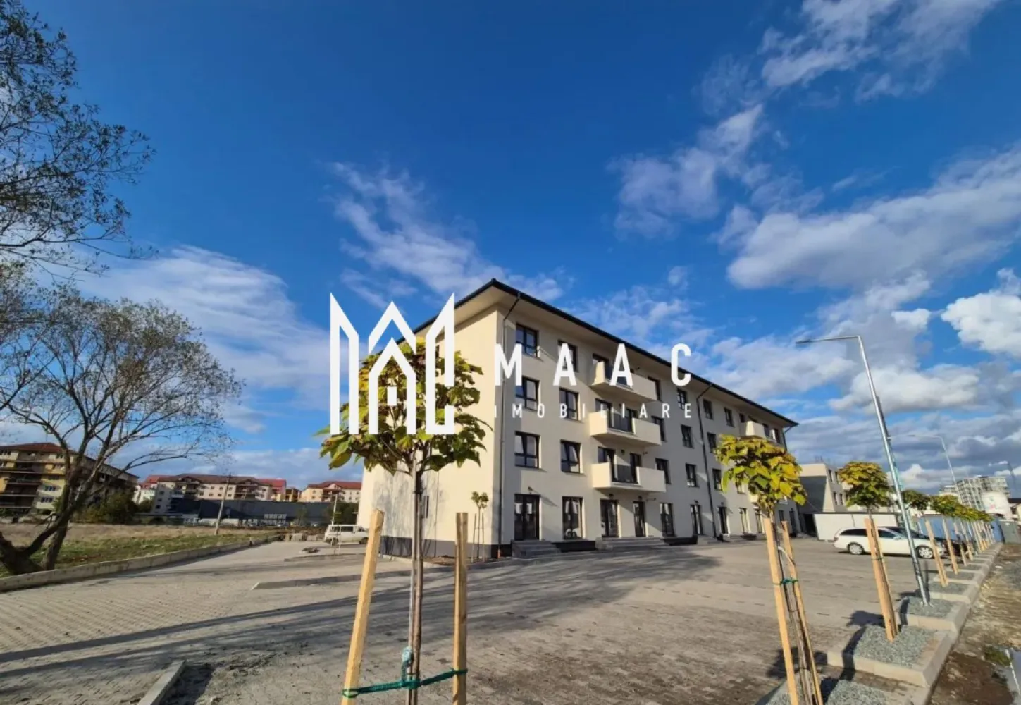 Apartament 3 camere cu gradina parter inalt I 61.2 MPU I Doamna Stanca - MAAC Imobiliare va propune spre vanzare un apartament cu 3 camere, luminos și armonios compartimentat, situat într-un cartier nou, aerisit, cu spații verzi, distanță mare între imobile și locuri de parcare amenajate, pe strada Doamna Stanca din Șelimbăr, la limita cu municipiul Sibiu. Locuința se află la parterul unui imobil cu 3 nivele, beneficiind de expunere însorită și de un avantaj rar: grădină proprie de 46 mp, un spațiu perfect pentru relaxare, joacă sau momente petrecute în aer liber. Apartamentul are o suprafață utilă de 61,2 mp, la care se adaugă un balcon de 7,8 mp cu acces către grădină. Compartimentare: hol de acces; living cu bucătărie tip open-space; două dormitoare; baie; balcon deschis de 7,8 mp, cu acces din living și dintr-un dormitor; acces direct la grădina proprie de 46 mp. Ansamblul este realizat cu materiale de înaltă calitate și este predat la exterior complet finisat: străzi asfaltate și iluminate, locuri de parcare amenajate, loc de joacă pentru copii, imobile izolate termic, balcoane placate cu gresie, casa scării la cheie cu balustradă din inox și interfon. Predare interior – LA CHEIE: tâmplărie PVC cu 7 camere și 3 foi de sticlă; ușă metalică la intrare; pereți zugrăviți cu lavabil alb (două straturi); prize și întrerupătoare funcționale; centrală termică în condensare; încălzire în pardoseală; uși interioare; gresie, faianță și parchet; obiecte sanitare în baie; 1 loc de parcare inclus. Zona oferă acces rapid către orașul Sibiu, prin drumul secundar ce va face legătura cu Aleea Șeviș, facilitând accesul către instituții de învățământ, stații de transport în comun, Supeco, Piața Rahovei și Bulevardul Mihai Viteazu. Preț: 130.000 EURO – FINISAT LA ALB INTERIOR Modalități de plată: credit imobiliar sau resurse proprii; avans standard: 15%. Apartamentul este ideal atât pentru locuință personală, cât și pentru investiție. 📞 Pentru mai multe detalii, vă rugăm să menționați telefonic ID-ul anunțului: CP2932137. }}