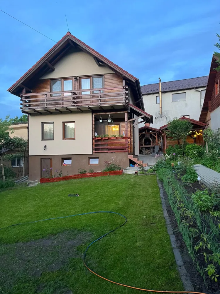 Casa de vacanta Tocile /Sadu - Proprietar,vand casa de vacanta pe structura de lemn 90 m2 -teren 500 m2,formata din living cu bucatarie open space ,trei dormitoare si doua bai ,pivnita si camera centralei.Casa se vinde utilata si mobilata.Filigorie si gratar plus alte dependinte .Utilitati -apa curenta/canal ,fosa septica,curent ,internet,fantana ,incalzire pe lemn(centrala si puffer).