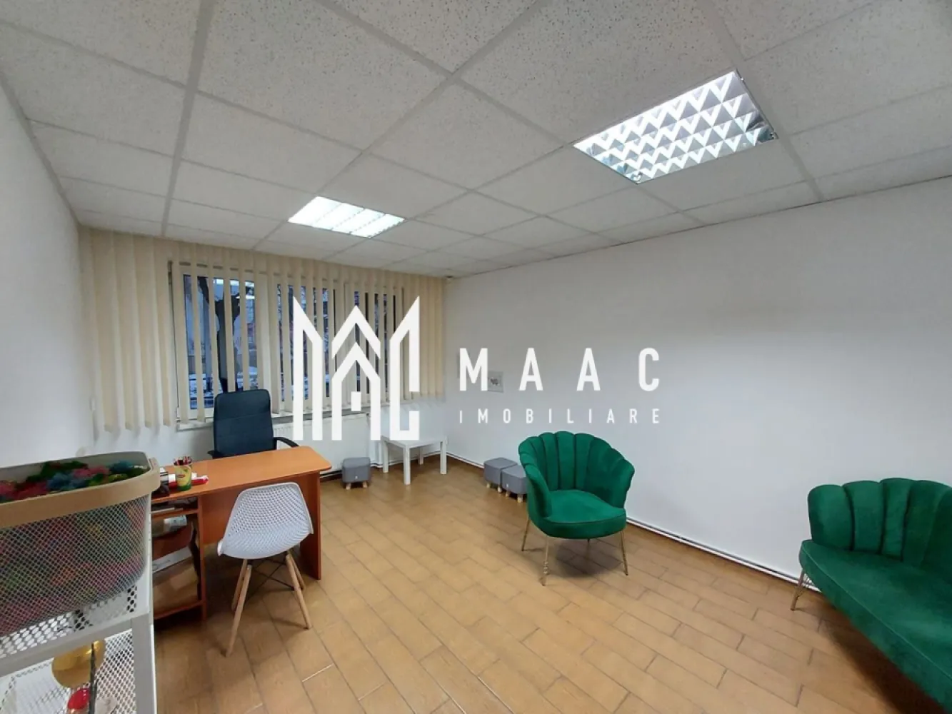 Apartament 3 Camere | Parter | Investitie | Blv.Milea - MAAC Imobiliare vă propune spre vânzare un apartament cu 3 camere, situat la parter, în zona Bulevardului Vasile Milea din Sibiu, amenajat și utilizat în prezent ca spațiu de birouri, ideal pentru activități comerciale, sediu firmă sau cabinet profesional. Proprietatea este adaptată pentru utilizare profesională, beneficiind de multiple îmbunătățiri tehnice și funcționale care asigură siguranță, confort și eficiență în desfășurarea activităților de birou. Detalii proprietate Compartimentare: 3 camere Amplasare: parter – acces facil pentru clienți și colaboratori Utilizare actuală: spațiu de birouri Zonă: Bulevardul Vasile Milea, cu vizibilitate și acces bun Dotări și îmbunătățiri Instalații electrice, sanitare și de gaz complet schimbate Uși REHAU Sistem de alarmă Geamuri securizate Tavane false, cu finisaj modern Canalizare separată de restul blocului Prize cu rețea de telefonie și date, pregătite pentru activitate office Avantaje Spațiu deja adaptat pentru birouri, fără investiții majore suplimentare Acces ușor la mijloace de transport și puncte de interes Zonă bine cotată pentru activități comerciale Ideal pentru sediu firmă, cabinet sau investiție Pentru mai multe detalii și programarea unei vizionări, vă rugăm să ne contactați menționând ID: CP2917696 }}