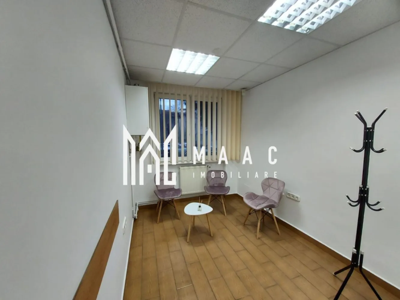 Apartament 3 Camere | Parter | Investitie | Blv.Milea - MAAC Imobiliare vă propune spre vânzare un apartament cu 3 camere, situat la parter, în zona Bulevardului Vasile Milea din Sibiu, amenajat și utilizat în prezent ca spațiu de birouri, ideal pentru activități comerciale, sediu firmă sau cabinet profesional. Proprietatea este adaptată pentru utilizare profesională, beneficiind de multiple îmbunătățiri tehnice și funcționale care asigură siguranță, confort și eficiență în desfășurarea activităților de birou. Detalii proprietate Compartimentare: 3 camere Amplasare: parter – acces facil pentru clienți și colaboratori Utilizare actuală: spațiu de birouri Zonă: Bulevardul Vasile Milea, cu vizibilitate și acces bun Dotări și îmbunătățiri Instalații electrice, sanitare și de gaz complet schimbate Uși REHAU Sistem de alarmă Geamuri securizate Tavane false, cu finisaj modern Canalizare separată de restul blocului Prize cu rețea de telefonie și date, pregătite pentru activitate office Avantaje Spațiu deja adaptat pentru birouri, fără investiții majore suplimentare Acces ușor la mijloace de transport și puncte de interes Zonă bine cotată pentru activități comerciale Ideal pentru sediu firmă, cabinet sau investiție Pentru mai multe detalii și programarea unei vizionări, vă rugăm să ne contactați menționând ID: CP2917696 }}