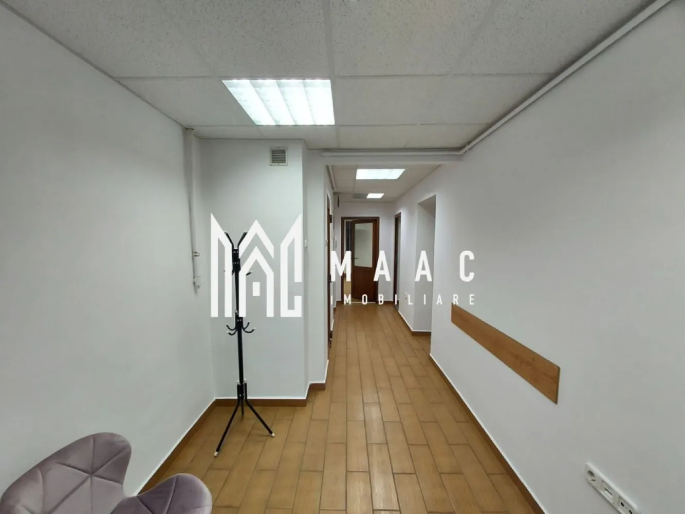 Apartament 3 Camere | Parter | Investitie | Blv.Milea - MAAC Imobiliare vă propune spre vânzare un apartament cu 3 camere, situat la parter, în zona Bulevardului Vasile Milea din Sibiu, amenajat și utilizat în prezent ca spațiu de birouri, ideal pentru activități comerciale, sediu firmă sau cabinet profesional. Proprietatea este adaptată pentru utilizare profesională, beneficiind de multiple îmbunătățiri tehnice și funcționale care asigură siguranță, confort și eficiență în desfășurarea activităților de birou. Detalii proprietate Compartimentare: 3 camere Amplasare: parter – acces facil pentru clienți și colaboratori Utilizare actuală: spațiu de birouri Zonă: Bulevardul Vasile Milea, cu vizibilitate și acces bun Dotări și îmbunătățiri Instalații electrice, sanitare și de gaz complet schimbate Uși REHAU Sistem de alarmă Geamuri securizate Tavane false, cu finisaj modern Canalizare separată de restul blocului Prize cu rețea de telefonie și date, pregătite pentru activitate office Avantaje Spațiu deja adaptat pentru birouri, fără investiții majore suplimentare Acces ușor la mijloace de transport și puncte de interes Zonă bine cotată pentru activități comerciale Ideal pentru sediu firmă, cabinet sau investiție Pentru mai multe detalii și programarea unei vizionări, vă rugăm să ne contactați menționând ID: CP2917696 }}