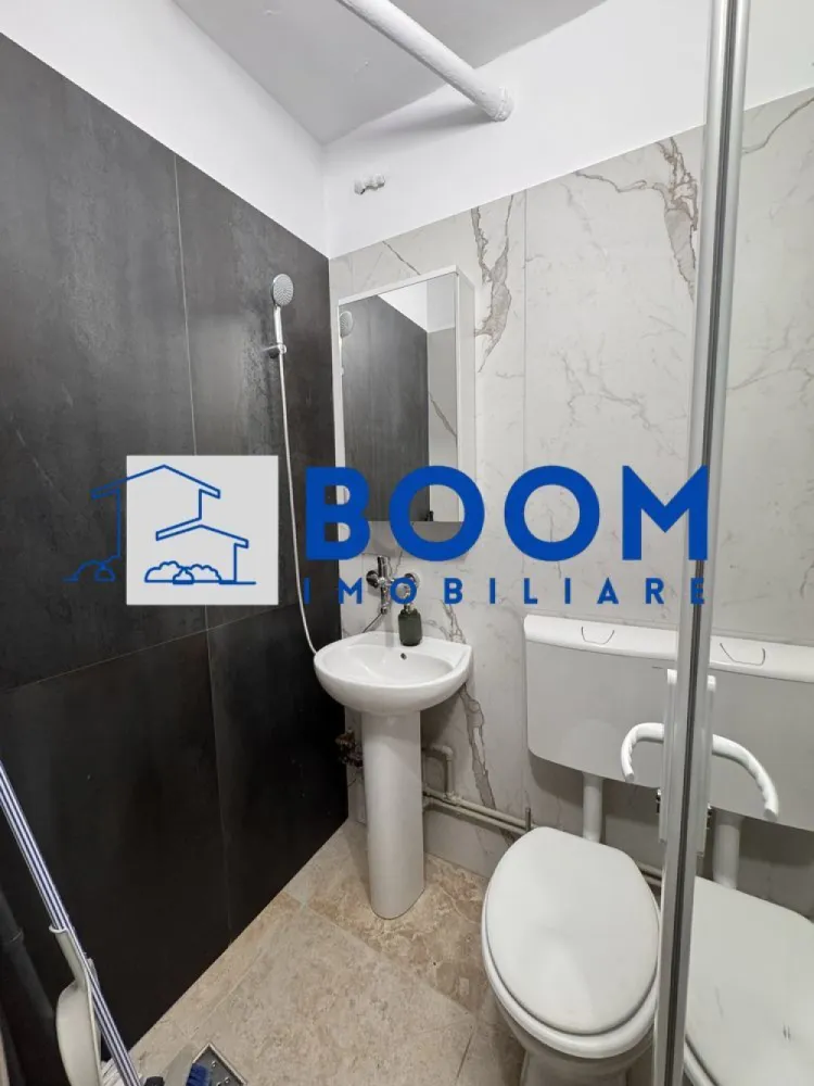 Garsoniera Nord | Strada Decebal | Complet renovata| Mutare imediata - BOOM Imobiliare vă propune spre vânzare o garsoniera confort 3, complet renovată și utilată, situată în zona Nord, în imediata apropiere a Liceului Sanitar (bloc G 159). Locuința se află la etajul 3 și reprezintă o oportunitate excelentă de investiție sau pentru locuit, fiind gata de mutare.
Caracteristici principale
• Localizare: Zona Nord, lângă Liceul Sanitar (Bl. G 159)
• Confort: Conf. 3
• Etaj: 3
• Stare: Renovată complet
• Instalații: Sanitară și electrică refăcute integral
Dotări și finisaje
• Complet mobilată
• Mașină de spălat nouă
• Cuptor cu microunde
• Mini-frigider
• Pat dimensiuni 120/200 cm
Preț și contact
• Preț: 25.500 EUR (ușor negociabil)
Pentru mai multe detalii și pentru programarea unei vizionări, nu ezitați să ne contactați, specificand CP3195671
