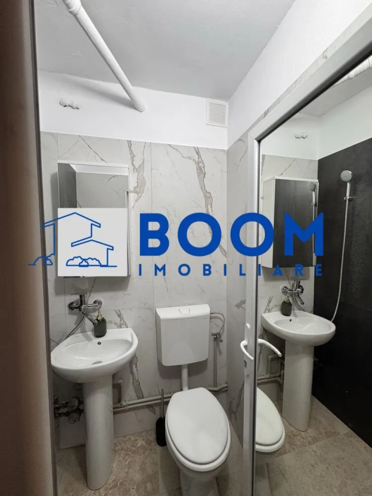 Garsoniera Nord | Strada Decebal | Complet renovata| Mutare imediata - BOOM Imobiliare vă propune spre vânzare o garsoniera confort 3, complet renovată și utilată, situată în zona Nord, în imediata apropiere a Liceului Sanitar (bloc G 159). Locuința se află la etajul 3 și reprezintă o oportunitate excelentă de investiție sau pentru locuit, fiind gata de mutare.
Caracteristici principale
• Localizare: Zona Nord, lângă Liceul Sanitar (Bl. G 159)
• Confort: Conf. 3
• Etaj: 3
• Stare: Renovată complet
• Instalații: Sanitară și electrică refăcute integral
Dotări și finisaje
• Complet mobilată
• Mașină de spălat nouă
• Cuptor cu microunde
• Mini-frigider
• Pat dimensiuni 120/200 cm
Preț și contact
• Preț: 25.500 EUR (ușor negociabil)
Pentru mai multe detalii și pentru programarea unei vizionări, nu ezitați să ne contactați, specificand CP3195671