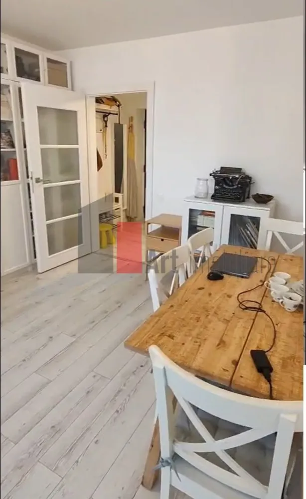 Apartament luminos cu 3 camere de închiriat | Zona Romancierilor - pet friendly - Cauți o locuință primitoare, modernă și gata de mutat în Sectorul 6? Îți propunem spre închiriere un apartament de 3 camere, semidecomandat, situat în zona Romancierilor, o locație excelentă, liniștită și cu acces rapid la transportul în comun.Apartamentul este extrem de luminos și a fost amenajat cu bun gust, fiind mobilat elegant în stil Ikea, ideal pentru un stil de viață aerisit, practic și confortabil.
✨ Dotări și avantaje care fac diferența:Confort termic garantat: Blocul este racordat la sistemul de termoficare, dispune de repartitoare și apometre pentru un control precis al costurilor. În plus, este dotat suplimentar cu boiler în baie (pentru a uita complet de grija reviziilor la apa caldă).Bucătărie complet echipată: Aragaz, cuptor, cuptor cu microunde și mașină de spălat vase pentru un maximum de confort.Organizare excelentă: Spații generoase de depozitare inteligente (dulapuri încăpătoare) amplasate în ambele dormitoare, pe hol și în balcon.Tehnologie: Conexiune la internet de mare viteză, perfectă pentru cei care lucrează de acasă.Alte facilități: Mașină de spălat rufe inclusă. Loc parcare inclus.
📍 Localizare:Zona Romancierilor (Sector 6) oferă o infrastructură excelentă: acces facil la stații de metrou și STB, parcuri în apropiere (Parcul Drumul Taberei / Moghioroș), școli, grădinițe și multiple centre comerciale. E in apropierea scolii Antim Ivireanul, la 350 m de gura de metrou
🔑 Condiții de închiriere: Se solicită o lună de chirie în avans + o lună garanție. Se acceptă animale de companie de talie mică.Pentru mai multe detalii și stabilirea unei vizionări, nu ezitați să mă contactați!