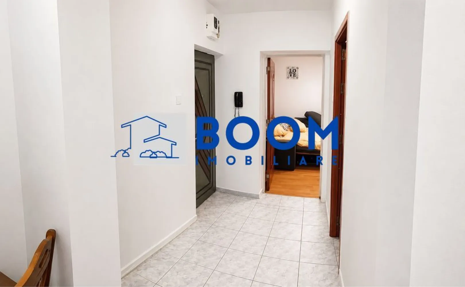 Apartament 2 camere | Zona Ostroveni | Vedere Panoramica - BOOM Imobiliare va propune spre vanzare:
Apartament 2 CAMERE |Bulevardul Tineretului , Ostroveni

Situat într-o zonă apreciată pentru liniște, accesibilitate și priveliști deosebite, acest apartament reprezintă o oportunitate excelentă pentru cei care își doresc o locuință confortabilă sau o investiție sigură.

Cu o suprafață totală de 49,4 mp, proprietatea oferă un echilibru excelent între confort, funcționalitate și potențial de amenajare.
Apartamentul dispune de:
• 2 camere generoase și luminoase;
• bucătărie separată;
• baie spațioasă;
• hol de acces bine organizat;
• vedere panoramică către Bulevardul Dem Rădulescu și râul Olt.

Imobilul se vinde nemobilat, oferind viitorului proprietar libertatea de a-și amenaja locuința exact după propriul gust și stil.

Zona este recunoscută pentru accesibilitate, infrastructură modernă și proximitatea față de principalele puncte de interes: centre comerciale, mijloace de transport, școli, grădinițe, spații verzi și zone de recreere.

Unul dintre cele mai importante avantaje ale acestei proprietăți îl reprezintă raportul excelent calitate–preț, apartamentul fiind oferit la un preț sub nivelul actual al pieței pentru această zonă.

Pentru informații suplimentare și programarea unei vizionări, vă stăm cu plăcere la dispoziție. CP3195673