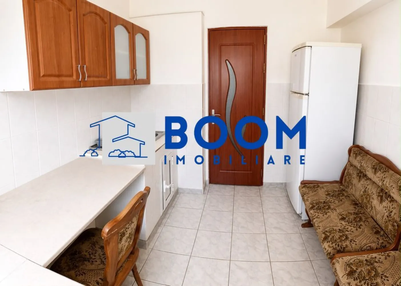 Apartament 2 camere | Zona Ostroveni | Vedere Panoramica - BOOM Imobiliare va propune spre vanzare:
Apartament 2 CAMERE |Bulevardul Tineretului , Ostroveni

Situat într-o zonă apreciată pentru liniște, accesibilitate și priveliști deosebite, acest apartament reprezintă o oportunitate excelentă pentru cei care își doresc o locuință confortabilă sau o investiție sigură.

Cu o suprafață totală de 49,4 mp, proprietatea oferă un echilibru excelent între confort, funcționalitate și potențial de amenajare.
Apartamentul dispune de:
• 2 camere generoase și luminoase;
• bucătărie separată;
• baie spațioasă;
• hol de acces bine organizat;
• vedere panoramică către Bulevardul Dem Rădulescu și râul Olt.

Imobilul se vinde nemobilat, oferind viitorului proprietar libertatea de a-și amenaja locuința exact după propriul gust și stil.

Zona este recunoscută pentru accesibilitate, infrastructură modernă și proximitatea față de principalele puncte de interes: centre comerciale, mijloace de transport, școli, grădinițe, spații verzi și zone de recreere.

Unul dintre cele mai importante avantaje ale acestei proprietăți îl reprezintă raportul excelent calitate–preț, apartamentul fiind oferit la un preț sub nivelul actual al pieței pentru această zonă.

Pentru informații suplimentare și programarea unei vizionări, vă stăm cu plăcere la dispoziție. CP3195673