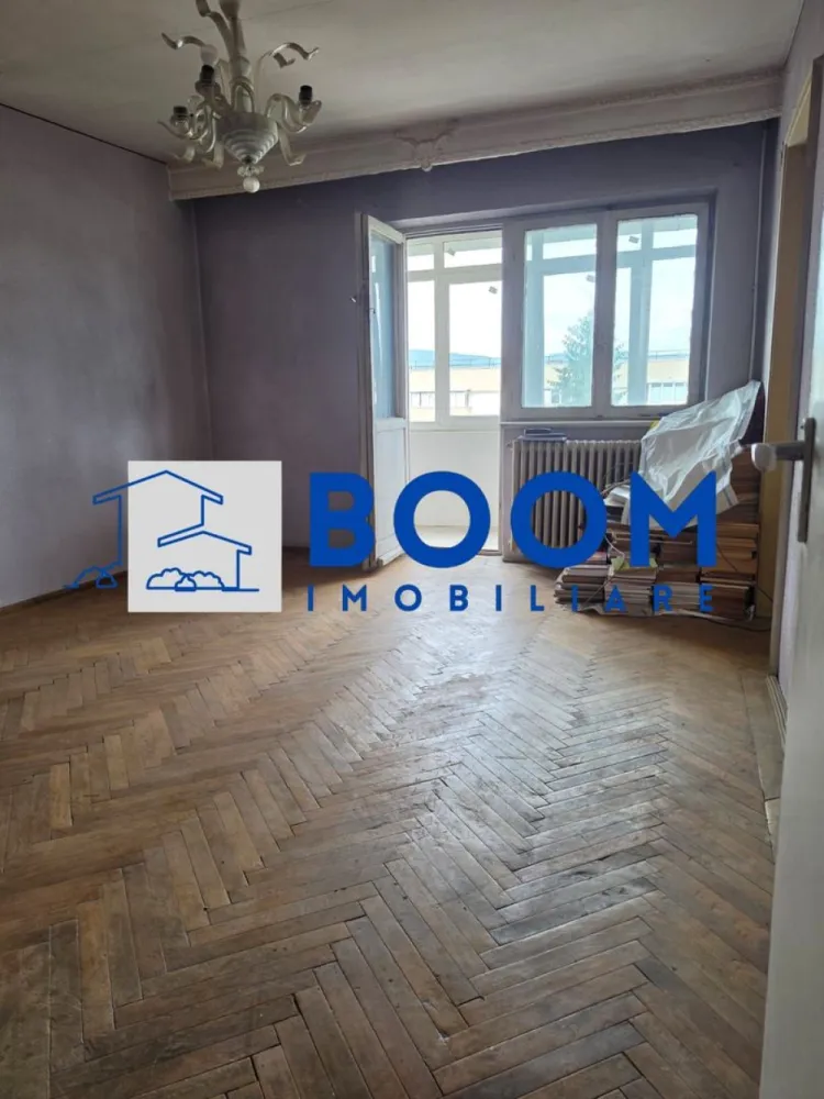 Apartament 4 camere decomandat | Traian, Râmnicu Vâlcea | 70,43 mp, etaj 4 - BOOM Imobiliare va propune spre vanzare Apartament cu 4 camere decomandat, situat în zona Traian din Râmnicu Vâlcea, cu 70,43 mp utili și amplasare la etajul 4, potrivit pentru cei care caută un spațiu generos pe care să îl amenajeze după propriul stil.

Detalii proprietate:
• Suprafață utilă: 70,43 mp
• Compartimentare: apartament cu 4 camere decomandat
• Etaj: 4
• Băi: 2 băi, iar baia principală are geam pentru aerisire naturală
• An construcție: 1978
• Stare interioară: necesită renovare
• Bloc reabilitat termic recent, cu avantaj pentru confortul termic și costurile de întreținere

Zonă și acces:
Proprietatea este amplasată în cartierul Traian, într-o zonă liniștită, cu spații verzi în jur. În apropiere se află școli și grădiniță, supermarketuri și magazine de cartier, iar accesul către transportul în comun este rapid și facil.

Pentru detalii suplimentare și programarea unei vizionări, contactați echipa MAAC Imobiliare și menționați Cod anunț CP3195675