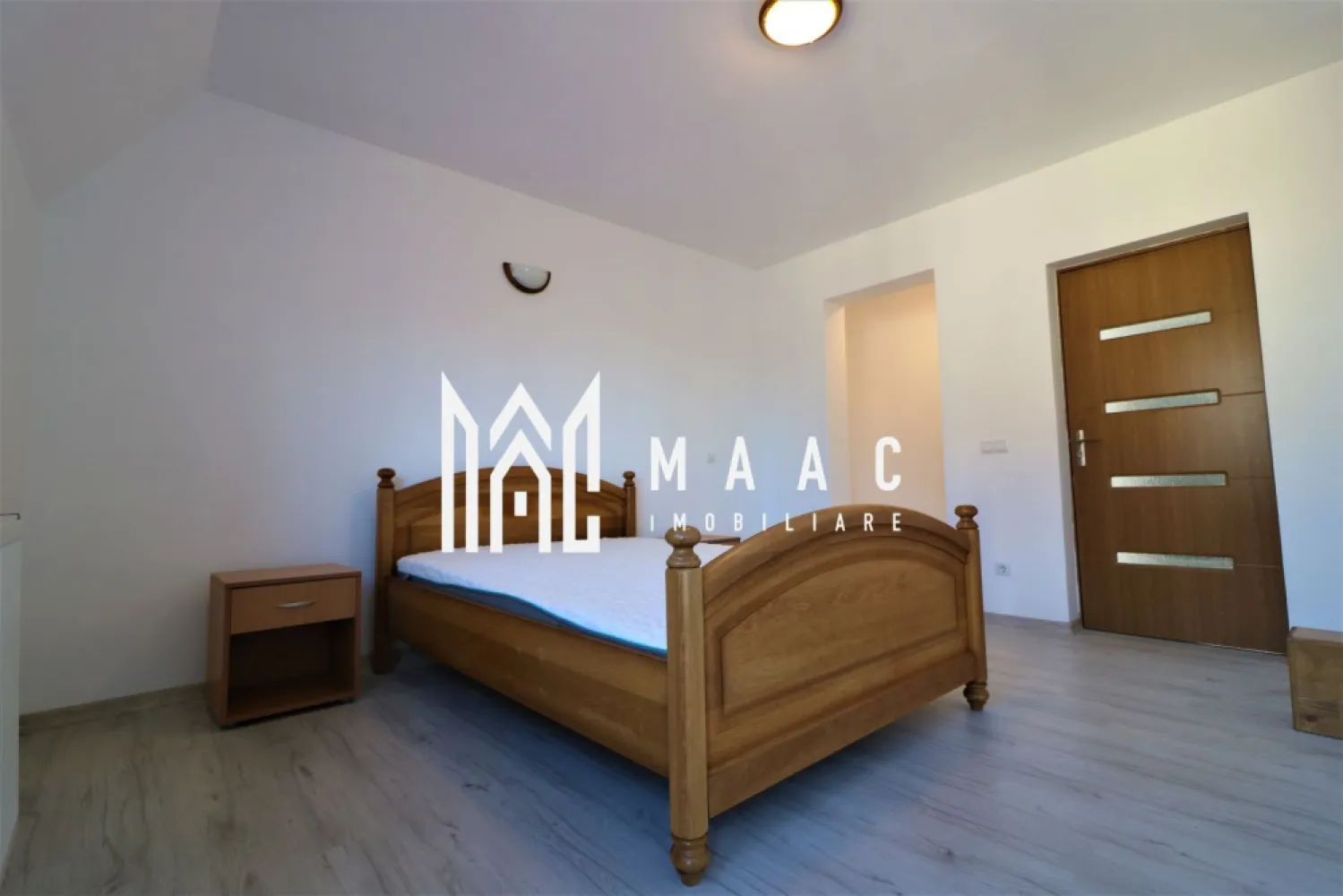 Casă 3 camere I 2 Balcoane I Zona Strand 2 - MAAC Imobiliare propune spre închiriere o casă cu 3 camere decomandate în Zona Strand 2. Proprietatea cuprinde: living cu bucătărie open-space, 2 dormitoare, 2 băi, hol, dressing, scară interioară, cameră tehnică, pod, 2 balcoane, loc de parcare, filigorie, curte. Aceasta se închiriază mobilată și utilată. Zona în care este situată casa este foarte liniștită, fluxul de oameni ce trec prin zonă este redus. Proprietatea este ideală pentru o familie, dar și pentru orice categorie de persoane. Construcția este nouă, finisajele fiind de calitate. Pentru mai multe detalii precizati telefonic ca ati vazut anuntul cu ID: CP2922386. }}