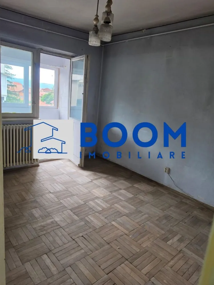 Apartament 4 camere decomandat | Traian, Râmnicu Vâlcea | 70,43 mp, etaj 4 - BOOM Imobiliare va propune spre vanzare Apartament cu 4 camere decomandat, situat în zona Traian din Râmnicu Vâlcea, cu 70,43 mp utili și amplasare la etajul 4, potrivit pentru cei care caută un spațiu generos pe care să îl amenajeze după propriul stil.

Detalii proprietate:
• Suprafață utilă: 70,43 mp
• Compartimentare: apartament cu 4 camere decomandat
• Etaj: 4
• Băi: 2 băi, iar baia principală are geam pentru aerisire naturală
• An construcție: 1978
• Stare interioară: necesită renovare
• Bloc reabilitat termic recent, cu avantaj pentru confortul termic și costurile de întreținere

Zonă și acces:
Proprietatea este amplasată în cartierul Traian, într-o zonă liniștită, cu spații verzi în jur. În apropiere se află școli și grădiniță, supermarketuri și magazine de cartier, iar accesul către transportul în comun este rapid și facil.

Pentru detalii suplimentare și programarea unei vizionări, contactați echipa MAAC Imobiliare și menționați Cod anunț CP3195675