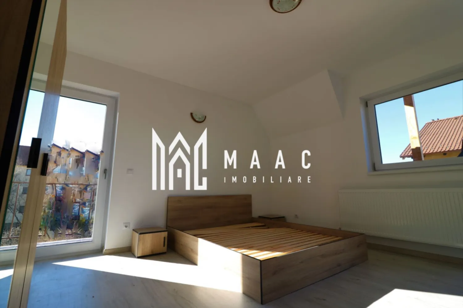Casă 3 camere I 2 Balcoane I Zona Strand 2 - MAAC Imobiliare propune spre închiriere o casă cu 3 camere decomandate în Zona Strand 2. Proprietatea cuprinde: living cu bucătărie open-space, 2 dormitoare, 2 băi, hol, dressing, scară interioară, cameră tehnică, pod, 2 balcoane, loc de parcare, filigorie, curte. Aceasta se închiriază mobilată și utilată. Zona în care este situată casa este foarte liniștită, fluxul de oameni ce trec prin zonă este redus. Proprietatea este ideală pentru o familie, dar și pentru orice categorie de persoane. Construcția este nouă, finisajele fiind de calitate. Pentru mai multe detalii precizati telefonic ca ati vazut anuntul cu ID: CP2922386. }}