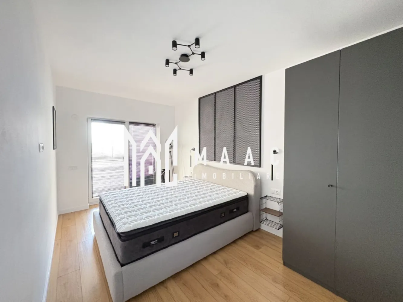 Apartament 2 Camere I La cheie I Loc de parcare | zona vest - MAAC Imobiluare va propune spre vânzare un apartament situat în apropiere de zona industrială vest și aeroport Apartamentul este de prezentare ❗️are 52 mp utili se vinde zugrăvit la alb ,parchet ,baia complet utilată,încălzire în pardosea și este compus din : Dormitor de 14,7 mp Living + bucătărie de 28,55 mp Hol 3,81mp Baie 5 mp Balcon Se preda nemobilat/ neutilat. Pentru mai multe detalii, precizați telefonic că ați văzut anunțul cu ID CP2852760 }}