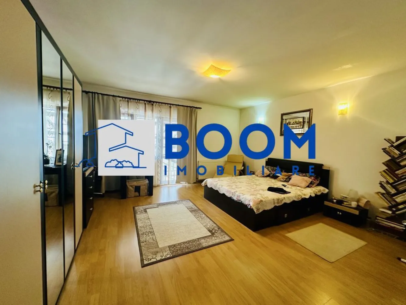 Casa moderna Vladesti | Zona Exclusivista | Curte interioara | - BOOM Imobiliare vă propune spre vânzare o locuință superbă, situată la ieșirea din Râmnicu Vâlcea, în cocheta localitate Vlădești. Proprietatea face parte dintr-un ansamblu rezidențial de case înșiruite, oferind echilibrul perfect între confortul urban și liniștea naturii.
Zonă premium: Amplasată într-un areal extrem de liniștit și curat.
Siguranță și intimitate: Accesul se realizează de pe o stradă privată, destinată exclusiv riveranilor.
Poziționată excelent, la doar câteva minute distanță de oraș.
Suprafață utilă: 140 mp generoși, perfect optimizați pentru o familie.
Număr camere: 4 camere spațioase și luminoase.
Configurație băi: 3 băi moderne (câte una dispusă pe fiecare nivel al casei).
Curte privată: 50 mp, spațiul ideal pentru relaxare, grătar sau un loc de joacă sigur pentru copii.
Living spectaculos: Situat la nivelul inferior, acesta impresionează printr-o înălțime generoasă de aproximativ 4 metri, oferind o senzație deosebită de spațiu și luminozitate.
Dormitor matrimonial: Amplasat la etajul superior, dispune de baie proprie și acces direct către o terasă privată cu vedere relaxantă.
Utilități complete: Proprietatea dispune de toate facilitățile necesare unui stil de viață modern.
Această proprietate reprezintă o oportunitate excelentă de investiție sau locuința ideală pentru cei care își doresc să evadeze din aglomerația orașului, fără a renunța la facilitățile acestuia.
Pentru a programa o vizionare si detalii suplimentare, contactati BOOM Imobiliare, specificand CP3195680