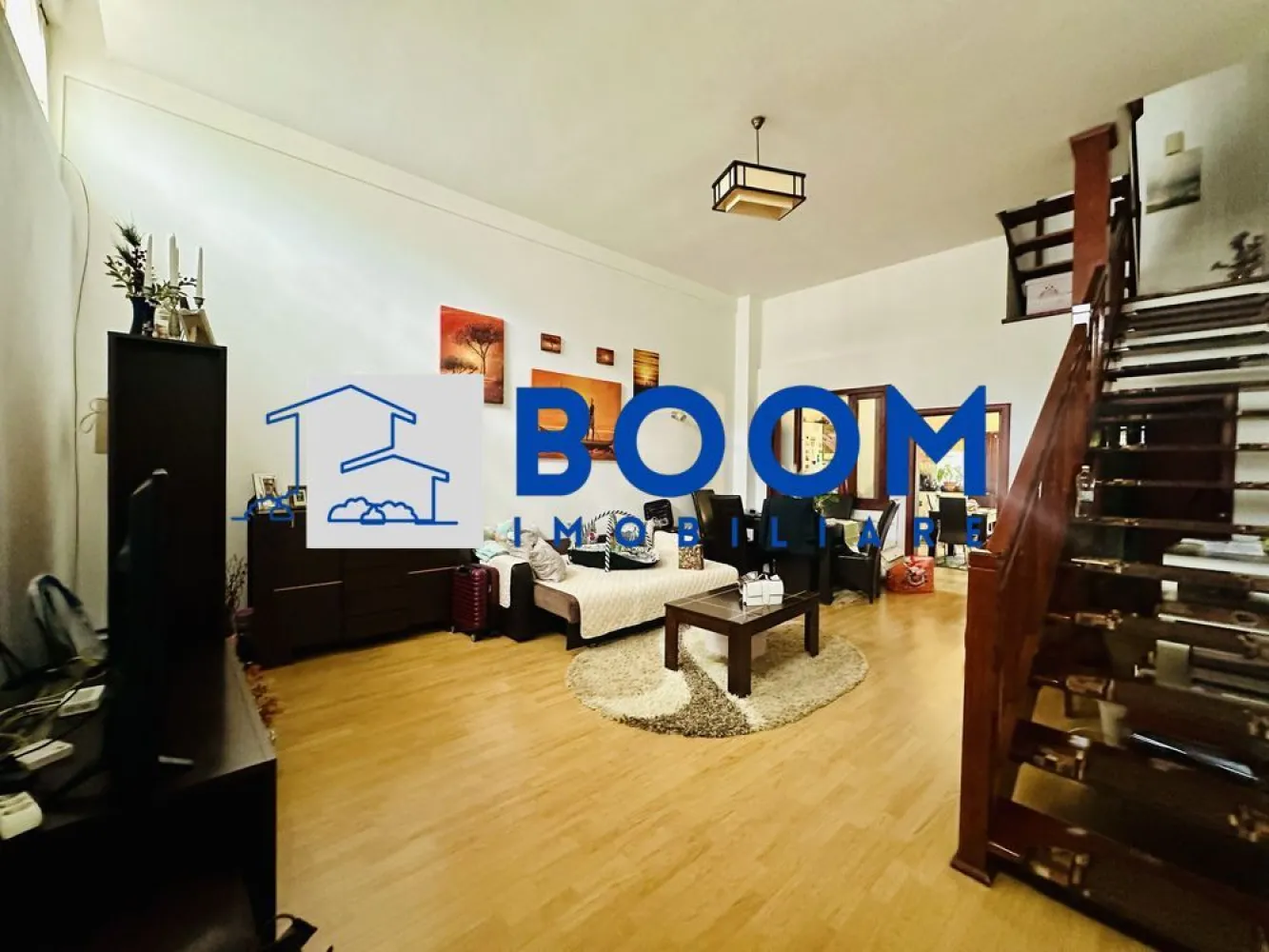 Casa moderna Vladesti | Zona Exclusivista | Curte interioara | - BOOM Imobiliare vă propune spre vânzare o locuință superbă, situată la ieșirea din Râmnicu Vâlcea, în cocheta localitate Vlădești. Proprietatea face parte dintr-un ansamblu rezidențial de case înșiruite, oferind echilibrul perfect între confortul urban și liniștea naturii.
Zonă premium: Amplasată într-un areal extrem de liniștit și curat.
Siguranță și intimitate: Accesul se realizează de pe o stradă privată, destinată exclusiv riveranilor.
Poziționată excelent, la doar câteva minute distanță de oraș.
Suprafață utilă: 140 mp generoși, perfect optimizați pentru o familie.
Număr camere: 4 camere spațioase și luminoase.
Configurație băi: 3 băi moderne (câte una dispusă pe fiecare nivel al casei).
Curte privată: 50 mp, spațiul ideal pentru relaxare, grătar sau un loc de joacă sigur pentru copii.
Living spectaculos: Situat la nivelul inferior, acesta impresionează printr-o înălțime generoasă de aproximativ 4 metri, oferind o senzație deosebită de spațiu și luminozitate.
Dormitor matrimonial: Amplasat la etajul superior, dispune de baie proprie și acces direct către o terasă privată cu vedere relaxantă.
Utilități complete: Proprietatea dispune de toate facilitățile necesare unui stil de viață modern.
Această proprietate reprezintă o oportunitate excelentă de investiție sau locuința ideală pentru cei care își doresc să evadeze din aglomerația orașului, fără a renunța la facilitățile acestuia.
Pentru a programa o vizionare si detalii suplimentare, contactati BOOM Imobiliare, specificand CP3195680