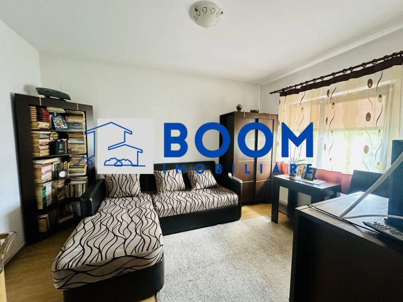 Casa moderna Vladesti | Zona Exclusivista | Curte interioara | - BOOM Imobiliare vă propune spre vânzare o locuință superbă, situată la ieșirea din Râmnicu Vâlcea, în cocheta localitate Vlădești. Proprietatea face parte dintr-un ansamblu rezidențial de case înșiruite, oferind echilibrul perfect între confortul urban și liniștea naturii.
Zonă premium: Amplasată într-un areal extrem de liniștit și curat.
Siguranță și intimitate: Accesul se realizează de pe o stradă privată, destinată exclusiv riveranilor.
Poziționată excelent, la doar câteva minute distanță de oraș.
Suprafață utilă: 140 mp generoși, perfect optimizați pentru o familie.
Număr camere: 4 camere spațioase și luminoase.
Configurație băi: 3 băi moderne (câte una dispusă pe fiecare nivel al casei).
Curte privată: 50 mp, spațiul ideal pentru relaxare, grătar sau un loc de joacă sigur pentru copii.
Living spectaculos: Situat la nivelul inferior, acesta impresionează printr-o înălțime generoasă de aproximativ 4 metri, oferind o senzație deosebită de spațiu și luminozitate.
Dormitor matrimonial: Amplasat la etajul superior, dispune de baie proprie și acces direct către o terasă privată cu vedere relaxantă.
Utilități complete: Proprietatea dispune de toate facilitățile necesare unui stil de viață modern.
Această proprietate reprezintă o oportunitate excelentă de investiție sau locuința ideală pentru cei care își doresc să evadeze din aglomerația orașului, fără a renunța la facilitățile acestuia.
Pentru a programa o vizionare si detalii suplimentare, contactati BOOM Imobiliare, specificand CP3195680