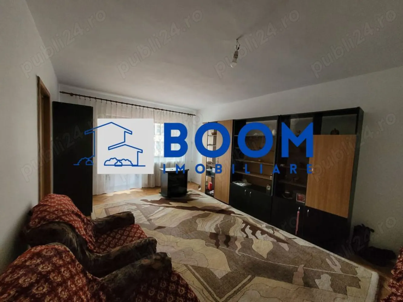 Garsoniera | Zona Centrala | Parc Zavoi | Renovata - BOOM Imobiliare vă propune spre vânzare o garsonieră modernă, complet renovată, situată în imediata apropiere a Parcului Zăvoi din Râmnicu Vâlcea.

Dacă ești în căutarea unei locuințe cochete, gata de mutat, ideală atât pentru locuit, cât și ca investiție excelentă pentru închiriere, această proprietate reprezintă opțiunea perfectă.

Detalii și specificații tehnice:
• Suprafață utilă: 32 mp
• Suprafață totală: 36 mp
• Etaj: 4 din 4 (beneficiază de pod/acoperiș, oferind izolație termică suplimentară și protecție)
• Configurație baie: Dotată cu fereastră pentru aerisire naturală
Stare interioară și dotări:
• Renovată integral în anul 2024: Instalații schimbate, finisaje moderne și materiale de calitate superioară.
• Mobilată și utilată complet: Se vinde exact cum se prezintă în fotografii, fiind pregătită pentru noii proprietari (mobilier modern, electrocasnice funcționale).
Avantajele blocului și locației:
• Eficiență energetică: Blocul este deja inclus în programul oficial de reabilitare termică totală, ceea ce va reduce costurile de întreținere și va spori confortul.
• Locație de top: Situată în zona Parcului Zăvoi, o zonă verde, liniștită și extrem de căutată, oferind acces rapid către centrul orașului, puncte comerciale, farmacii și zone de recreere.
 Pentru mai multe detalii contactati echipa BOOM Imobiliare, specificand CP3195678