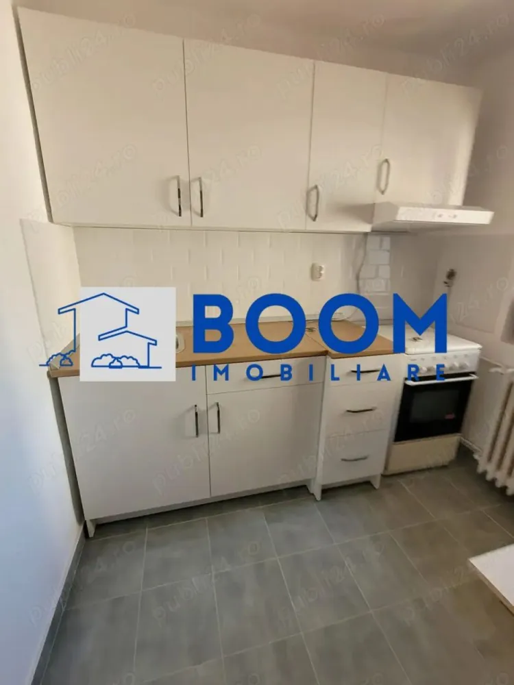 Garsoniera | Zona Centrala | Parc Zavoi | Renovata - BOOM Imobiliare vă propune spre vânzare o garsonieră modernă, complet renovată, situată în imediata apropiere a Parcului Zăvoi din Râmnicu Vâlcea.

Dacă ești în căutarea unei locuințe cochete, gata de mutat, ideală atât pentru locuit, cât și ca investiție excelentă pentru închiriere, această proprietate reprezintă opțiunea perfectă.

Detalii și specificații tehnice:
• Suprafață utilă: 32 mp
• Suprafață totală: 36 mp
• Etaj: 4 din 4 (beneficiază de pod/acoperiș, oferind izolație termică suplimentară și protecție)
• Configurație baie: Dotată cu fereastră pentru aerisire naturală
Stare interioară și dotări:
• Renovată integral în anul 2024: Instalații schimbate, finisaje moderne și materiale de calitate superioară.
• Mobilată și utilată complet: Se vinde exact cum se prezintă în fotografii, fiind pregătită pentru noii proprietari (mobilier modern, electrocasnice funcționale).
Avantajele blocului și locației:
• Eficiență energetică: Blocul este deja inclus în programul oficial de reabilitare termică totală, ceea ce va reduce costurile de întreținere și va spori confortul.
• Locație de top: Situată în zona Parcului Zăvoi, o zonă verde, liniștită și extrem de căutată, oferind acces rapid către centrul orașului, puncte comerciale, farmacii și zone de recreere.
 Pentru mai multe detalii contactati echipa BOOM Imobiliare, specificand CP3195678