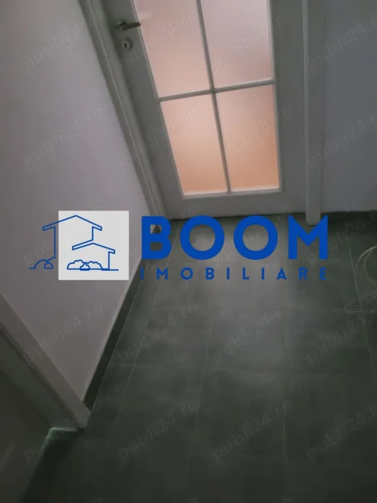 Garsoniera | Zona Centrala | Parc Zavoi | Renovata - BOOM Imobiliare vă propune spre vânzare o garsonieră modernă, complet renovată, situată în imediata apropiere a Parcului Zăvoi din Râmnicu Vâlcea.

Dacă ești în căutarea unei locuințe cochete, gata de mutat, ideală atât pentru locuit, cât și ca investiție excelentă pentru închiriere, această proprietate reprezintă opțiunea perfectă.

Detalii și specificații tehnice:
• Suprafață utilă: 32 mp
• Suprafață totală: 36 mp
• Etaj: 4 din 4 (beneficiază de pod/acoperiș, oferind izolație termică suplimentară și protecție)
• Configurație baie: Dotată cu fereastră pentru aerisire naturală
Stare interioară și dotări:
• Renovată integral în anul 2024: Instalații schimbate, finisaje moderne și materiale de calitate superioară.
• Mobilată și utilată complet: Se vinde exact cum se prezintă în fotografii, fiind pregătită pentru noii proprietari (mobilier modern, electrocasnice funcționale).
Avantajele blocului și locației:
• Eficiență energetică: Blocul este deja inclus în programul oficial de reabilitare termică totală, ceea ce va reduce costurile de întreținere și va spori confortul.
• Locație de top: Situată în zona Parcului Zăvoi, o zonă verde, liniștită și extrem de căutată, oferind acces rapid către centrul orașului, puncte comerciale, farmacii și zone de recreere.
 Pentru mai multe detalii contactati echipa BOOM Imobiliare, specificand CP3195678