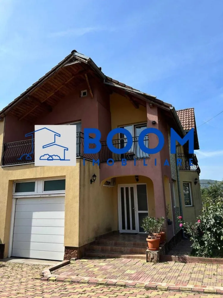 Casa de vanzare | Zona Straubing | Panouri fotovoltaice | 2 centrale | - BOOM Imobiliare vă propune spre vânzare o casă deosebită, excelent compartimentată, situată într-o zonă liniștită și căutată din cartierul Goranu, pe strada Straubing. Proprietatea este ideală pentru o familie care își dorește confort, independență energetică și spații generoase pentru relaxare.
Configurație inteligentă: Încăperi luminoase, optimizate pentru a oferi confort și intimitate.
Zone de relaxare: Terase spațioase, ideale pentru cafeaua de dimineață sau seri liniștite.
Curte amenajată: Foișor primitor pentru agrement, perfect pentru grătare și întâlniri cu prietenii.
Parcare: Garaj propriu, oferind siguranță pentru mașina dumneavoastră și spațiu suplimentar de depozitare.
Proprietatea este proiectată pentru costuri minime de întreținere și confort termic absolut, dispunând de:
Sistem hibrid de încălzire: Două centrale termice funcționale (o centrală pe gaz și o centrală pe combustibil solid).
Energie verde: Panouri fotovoltaice gata instalate, care reduc considerabil facturile de energie electrică.
Casa se află pe strada Straubing, în Goranu, o zonă curată și aerisită, cu acces rapid către principalele puncte de interes ale orașului.

Pentru mai multe detalii, fotografii suplimentare sau pentru a programa o vizionare, contactați cu încredere echipa BOOMImobiliare, specificand CP3195682