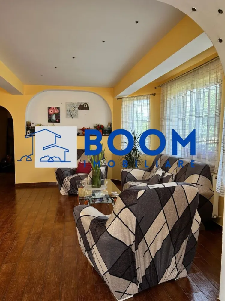 Casa de vanzare | Zona Straubing | Panouri fotovoltaice | 2 centrale | - BOOM Imobiliare vă propune spre vânzare o casă deosebită, excelent compartimentată, situată într-o zonă liniștită și căutată din cartierul Goranu, pe strada Straubing. Proprietatea este ideală pentru o familie care își dorește confort, independență energetică și spații generoase pentru relaxare.
Configurație inteligentă: Încăperi luminoase, optimizate pentru a oferi confort și intimitate.
Zone de relaxare: Terase spațioase, ideale pentru cafeaua de dimineață sau seri liniștite.
Curte amenajată: Foișor primitor pentru agrement, perfect pentru grătare și întâlniri cu prietenii.
Parcare: Garaj propriu, oferind siguranță pentru mașina dumneavoastră și spațiu suplimentar de depozitare.
Proprietatea este proiectată pentru costuri minime de întreținere și confort termic absolut, dispunând de:
Sistem hibrid de încălzire: Două centrale termice funcționale (o centrală pe gaz și o centrală pe combustibil solid).
Energie verde: Panouri fotovoltaice gata instalate, care reduc considerabil facturile de energie electrică.
Casa se află pe strada Straubing, în Goranu, o zonă curată și aerisită, cu acces rapid către principalele puncte de interes ale orașului.

Pentru mai multe detalii, fotografii suplimentare sau pentru a programa o vizionare, contactați cu încredere echipa BOOMImobiliare, specificand CP3195682