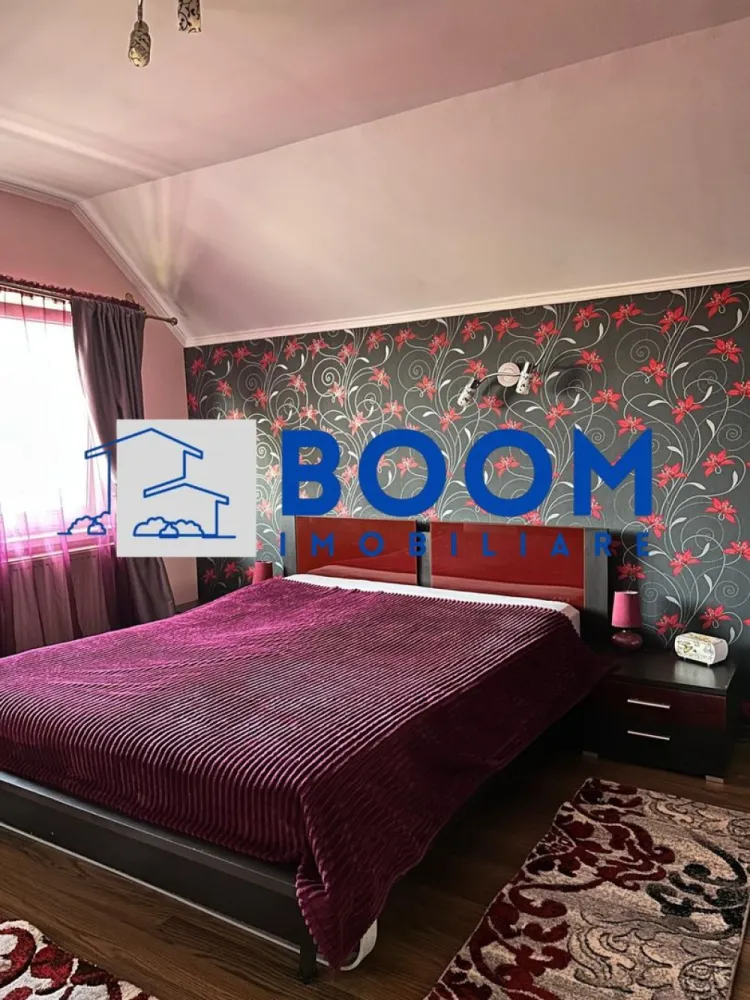 Casa de vanzare | Zona Straubing | Panouri fotovoltaice | 2 centrale | - BOOM Imobiliare vă propune spre vânzare o casă deosebită, excelent compartimentată, situată într-o zonă liniștită și căutată din cartierul Goranu, pe strada Straubing. Proprietatea este ideală pentru o familie care își dorește confort, independență energetică și spații generoase pentru relaxare.
Configurație inteligentă: Încăperi luminoase, optimizate pentru a oferi confort și intimitate.
Zone de relaxare: Terase spațioase, ideale pentru cafeaua de dimineață sau seri liniștite.
Curte amenajată: Foișor primitor pentru agrement, perfect pentru grătare și întâlniri cu prietenii.
Parcare: Garaj propriu, oferind siguranță pentru mașina dumneavoastră și spațiu suplimentar de depozitare.
Proprietatea este proiectată pentru costuri minime de întreținere și confort termic absolut, dispunând de:
Sistem hibrid de încălzire: Două centrale termice funcționale (o centrală pe gaz și o centrală pe combustibil solid).
Energie verde: Panouri fotovoltaice gata instalate, care reduc considerabil facturile de energie electrică.
Casa se află pe strada Straubing, în Goranu, o zonă curată și aerisită, cu acces rapid către principalele puncte de interes ale orașului.

Pentru mai multe detalii, fotografii suplimentare sau pentru a programa o vizionare, contactați cu încredere echipa BOOMImobiliare, specificand CP3195682