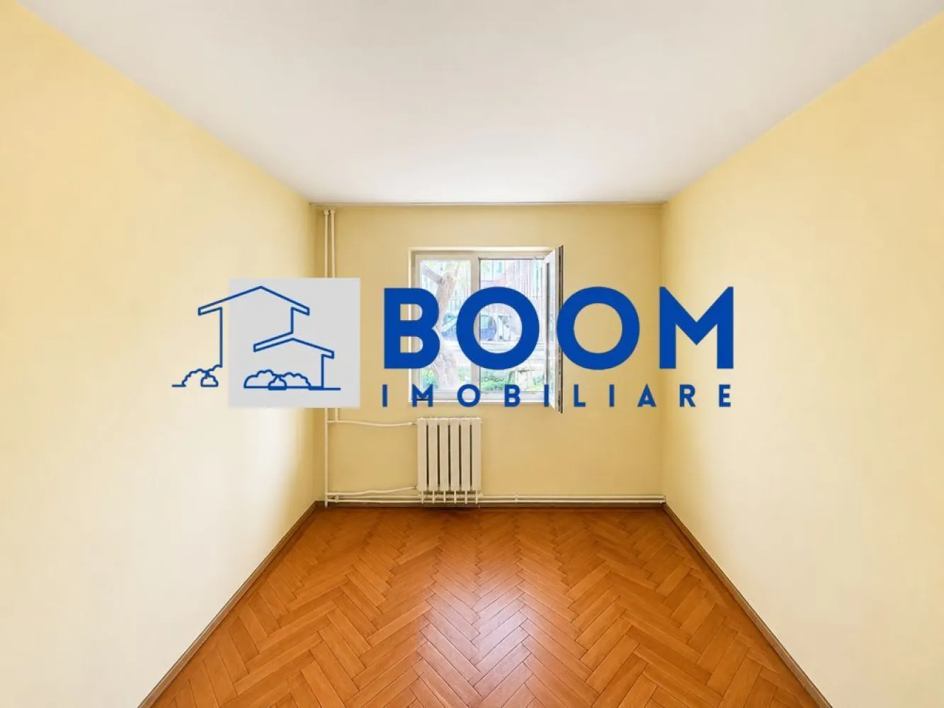 Apartament 3 camere | Zona Hermes | Geam la baie| Decomandat | - BOOM Imobiliare vă prezintă spre vânzare, în regim de reprezentare exclusivă, o locuință ideală pentru cei care își doresc confort si accesibilitate crescute. 
Situat în inima cartierului Ostroveni, în cunoscuta zonă Hermes, acest apartament decomandat reprezintă opțiunea perfectă atât pentru o familie cu copii, cât și pentru persoane care apreciază avantajele unui parter accesibil. Proprietatea este complet finisată, curată și gata de mutare imediată! 
 
Apartamentul se remarcă printr-o compartimentare inteligentă de tip decomandat, care asigură intimitate totală locatarilor și o utilizare maximă a spațiului util: 
Living & Dormitoare: Camere spațioase, inundate de lumină naturală pe tot parcursul zilei, oferind o atmosferă caldă și primitoare. 
Bucătărie: Spațiu optimizat, gata pentru a fi configurat după preferințele dumneavoastră. 
Baie cu geam: Un avantaj major îl reprezintă baia dotată cu fereastră exterioară, asigurând o aerisire naturală eficientă și eliminarea completă a umidității. 
Hol generos: Permite amenajarea unor spații de depozitare suplimentare (dressing/pantofar). 
Pentru cumpărături: La doar 2-3 minute de mers pe jos de Piața Ostroveni, supermarketuri, farmacii și bănci. 
Pentru familii: Școli generale și grădinițe cu program prelungit în imediata vecinătate. Copiii nu vor fi nevoiți să traverseze artere principale de circulație. 
Timp liber: Locuri de joacă moderne pentru copii și spații verzi amenajate chiar lângă bloc. 
Transport: Acces ultra-rapid la stațiile de autobuz și taxi, asigurând legătura directă cu centrul orașului. 
 
Lumină naturală excelentă, o raritate pentru apartamentele situate la parter. 
Geam la baie, un criteriu esențial de confort selectat de majoritatea cumpărătorilor. 
 
Pentru detalii suplimentare, inclusiv consultanta bancara gratuita, pentru obtinerea unui credit ipotecar va rugam sa contactati echipa BOOM Imobiliare, specificand CP3195681