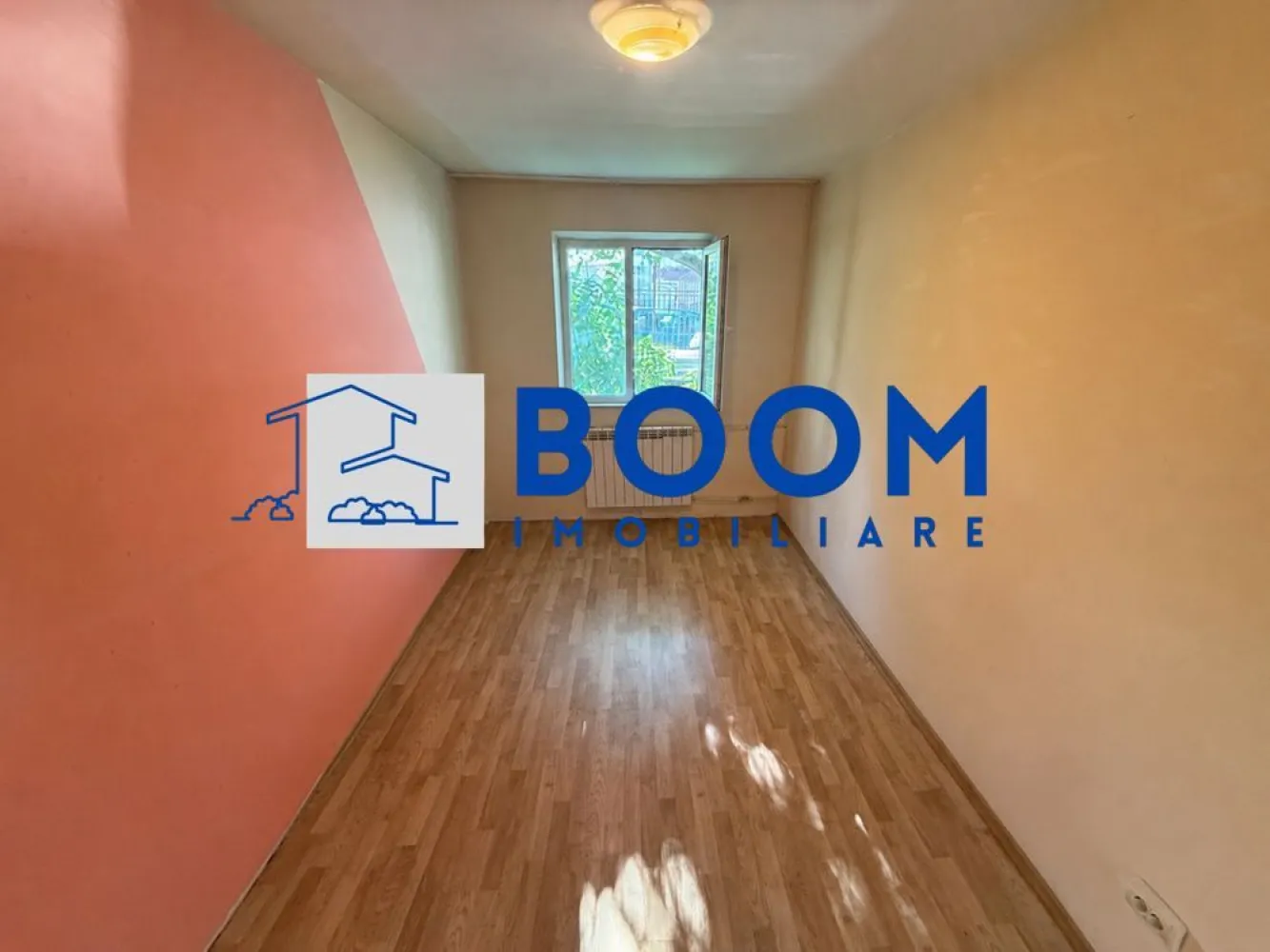 Apartament 3 camere | Zona Hermes | Geam la baie| Decomandat | - BOOM Imobiliare vă prezintă spre vânzare, în regim de reprezentare exclusivă, o locuință ideală pentru cei care își doresc confort si accesibilitate crescute. 
Situat în inima cartierului Ostroveni, în cunoscuta zonă Hermes, acest apartament decomandat reprezintă opțiunea perfectă atât pentru o familie cu copii, cât și pentru persoane care apreciază avantajele unui parter accesibil. Proprietatea este complet finisată, curată și gata de mutare imediată! 
 
Apartamentul se remarcă printr-o compartimentare inteligentă de tip decomandat, care asigură intimitate totală locatarilor și o utilizare maximă a spațiului util: 
Living & Dormitoare: Camere spațioase, inundate de lumină naturală pe tot parcursul zilei, oferind o atmosferă caldă și primitoare. 
Bucătărie: Spațiu optimizat, gata pentru a fi configurat după preferințele dumneavoastră. 
Baie cu geam: Un avantaj major îl reprezintă baia dotată cu fereastră exterioară, asigurând o aerisire naturală eficientă și eliminarea completă a umidității. 
Hol generos: Permite amenajarea unor spații de depozitare suplimentare (dressing/pantofar). 
Pentru cumpărături: La doar 2-3 minute de mers pe jos de Piața Ostroveni, supermarketuri, farmacii și bănci. 
Pentru familii: Școli generale și grădinițe cu program prelungit în imediata vecinătate. Copiii nu vor fi nevoiți să traverseze artere principale de circulație. 
Timp liber: Locuri de joacă moderne pentru copii și spații verzi amenajate chiar lângă bloc. 
Transport: Acces ultra-rapid la stațiile de autobuz și taxi, asigurând legătura directă cu centrul orașului. 
 
Lumină naturală excelentă, o raritate pentru apartamentele situate la parter. 
Geam la baie, un criteriu esențial de confort selectat de majoritatea cumpărătorilor. 
 
Pentru detalii suplimentare, inclusiv consultanta bancara gratuita, pentru obtinerea unui credit ipotecar va rugam sa contactati echipa BOOM Imobiliare, specificand CP3195681
