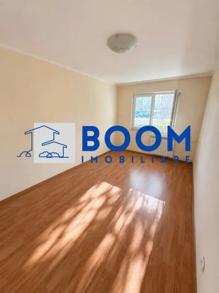 Apartament 3 camere | Zona Hermes | Geam la baie| Decomandat | - BOOM Imobiliare vă prezintă spre vânzare, în regim de reprezentare exclusivă, o locuință ideală pentru cei care își doresc confort si accesibilitate crescute. 
Situat în inima cartierului Ostroveni, în cunoscuta zonă Hermes, acest apartament decomandat reprezintă opțiunea perfectă atât pentru o familie cu copii, cât și pentru persoane care apreciază avantajele unui parter accesibil. Proprietatea este complet finisată, curată și gata de mutare imediată! 
 
Apartamentul se remarcă printr-o compartimentare inteligentă de tip decomandat, care asigură intimitate totală locatarilor și o utilizare maximă a spațiului util: 
Living & Dormitoare: Camere spațioase, inundate de lumină naturală pe tot parcursul zilei, oferind o atmosferă caldă și primitoare. 
Bucătărie: Spațiu optimizat, gata pentru a fi configurat după preferințele dumneavoastră. 
Baie cu geam: Un avantaj major îl reprezintă baia dotată cu fereastră exterioară, asigurând o aerisire naturală eficientă și eliminarea completă a umidității. 
Hol generos: Permite amenajarea unor spații de depozitare suplimentare (dressing/pantofar). 
Pentru cumpărături: La doar 2-3 minute de mers pe jos de Piața Ostroveni, supermarketuri, farmacii și bănci. 
Pentru familii: Școli generale și grădinițe cu program prelungit în imediata vecinătate. Copiii nu vor fi nevoiți să traverseze artere principale de circulație. 
Timp liber: Locuri de joacă moderne pentru copii și spații verzi amenajate chiar lângă bloc. 
Transport: Acces ultra-rapid la stațiile de autobuz și taxi, asigurând legătura directă cu centrul orașului. 
 
Lumină naturală excelentă, o raritate pentru apartamentele situate la parter. 
Geam la baie, un criteriu esențial de confort selectat de majoritatea cumpărătorilor. 
 
Pentru detalii suplimentare, inclusiv consultanta bancara gratuita, pentru obtinerea unui credit ipotecar va rugam sa contactati echipa BOOM Imobiliare, specificand CP3195681