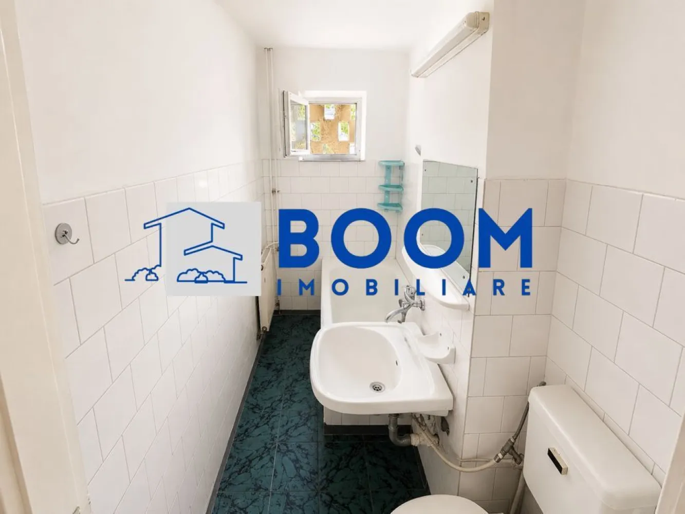 Apartament 3 camere | Zona Hermes | Geam la baie| Decomandat | - BOOM Imobiliare vă prezintă spre vânzare, în regim de reprezentare exclusivă, o locuință ideală pentru cei care își doresc confort si accesibilitate crescute. 
Situat în inima cartierului Ostroveni, în cunoscuta zonă Hermes, acest apartament decomandat reprezintă opțiunea perfectă atât pentru o familie cu copii, cât și pentru persoane care apreciază avantajele unui parter accesibil. Proprietatea este complet finisată, curată și gata de mutare imediată! 
 
Apartamentul se remarcă printr-o compartimentare inteligentă de tip decomandat, care asigură intimitate totală locatarilor și o utilizare maximă a spațiului util: 
Living & Dormitoare: Camere spațioase, inundate de lumină naturală pe tot parcursul zilei, oferind o atmosferă caldă și primitoare. 
Bucătărie: Spațiu optimizat, gata pentru a fi configurat după preferințele dumneavoastră. 
Baie cu geam: Un avantaj major îl reprezintă baia dotată cu fereastră exterioară, asigurând o aerisire naturală eficientă și eliminarea completă a umidității. 
Hol generos: Permite amenajarea unor spații de depozitare suplimentare (dressing/pantofar). 
Pentru cumpărături: La doar 2-3 minute de mers pe jos de Piața Ostroveni, supermarketuri, farmacii și bănci. 
Pentru familii: Școli generale și grădinițe cu program prelungit în imediata vecinătate. Copiii nu vor fi nevoiți să traverseze artere principale de circulație. 
Timp liber: Locuri de joacă moderne pentru copii și spații verzi amenajate chiar lângă bloc. 
Transport: Acces ultra-rapid la stațiile de autobuz și taxi, asigurând legătura directă cu centrul orașului. 
 
Lumină naturală excelentă, o raritate pentru apartamentele situate la parter. 
Geam la baie, un criteriu esențial de confort selectat de majoritatea cumpărătorilor. 
 
Pentru detalii suplimentare, inclusiv consultanta bancara gratuita, pentru obtinerea unui credit ipotecar va rugam sa contactati echipa BOOM Imobiliare, specificand CP3195681