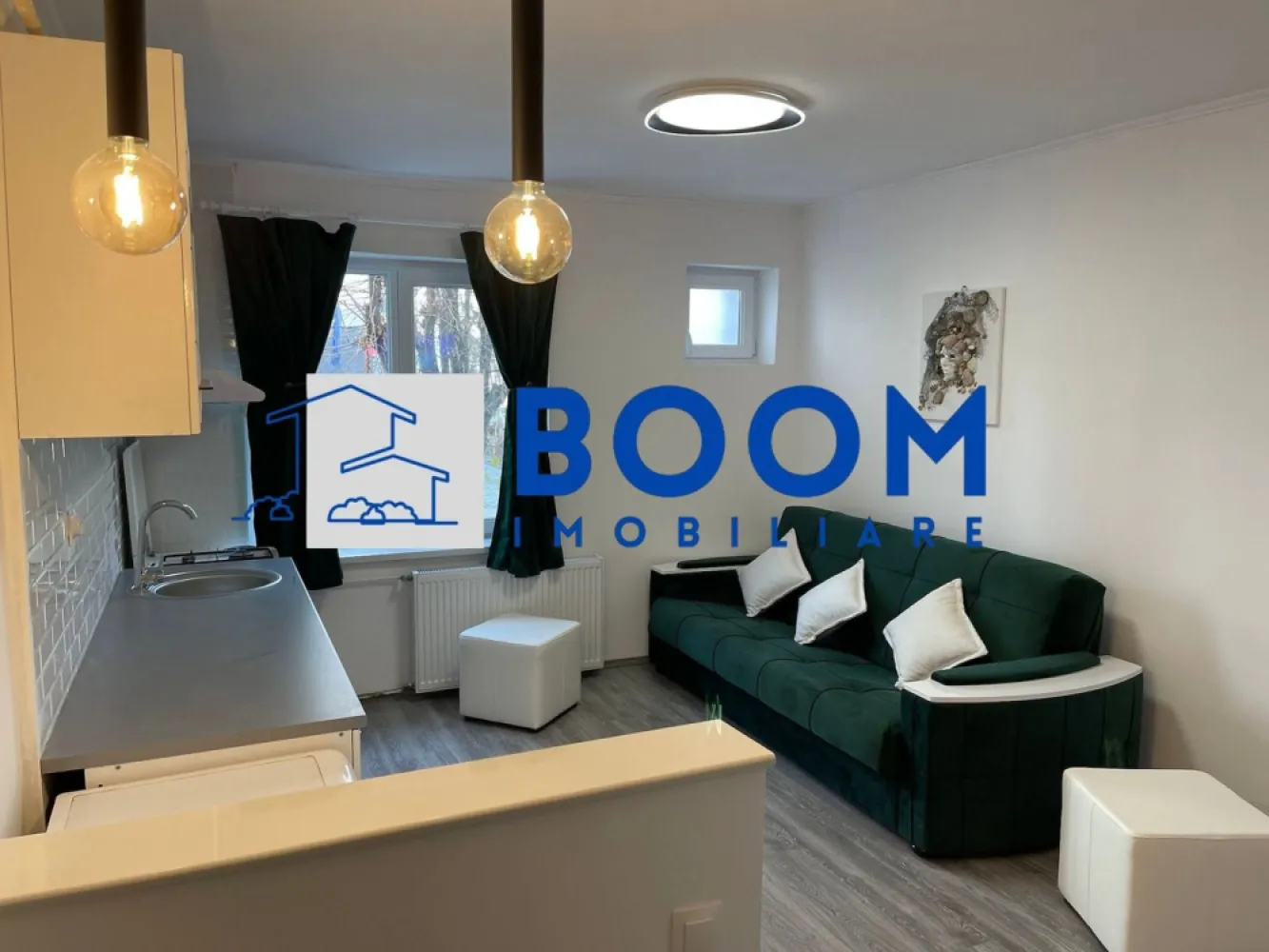 Apartament modern Ultracentral | Loc de parcare inclus | 2 balcoane | - BOOM Imobiliare vă propune spre vânzare un apartament cu 3 camere, finisat și utilat modern, situat în zona ultracentrală, ideal pentru mutare imediată și dotat cu parcare inclusă și boxă la subsol.
Zonă ultracentrală 
Școli și grădinițe în imediata apropiere.
Acces facil către Piața Centrală.
Parcuri și locuri de agrement la câțiva pași.
Dormitoare: 2 camere luminoase și spațioase.
Bucătărie: Spațiu generos, complet mobilat și utilat.
Balcoane: 2 terase foarte mari, ideale pentru relaxare.
Baie: Dotată cu geam exterior pentru aerisire naturală.
Depozitare: Boxă proprie situată la subsolul blocului.
Parcare: Loc de parcare privat inclus în preț.
Interior: Finisaje moderne de calitate superioară.
Mobilier: Se vinde complet mobilat și utilat.
Disponibilitate: Eliberabil imediat, cheile se predau la semnare.

Pentru a stabili o vizionare sau pentru a afla detalii despre preț, vă rugăm să ne contactați menționând agenția BOOM Imobiliare CP3195683