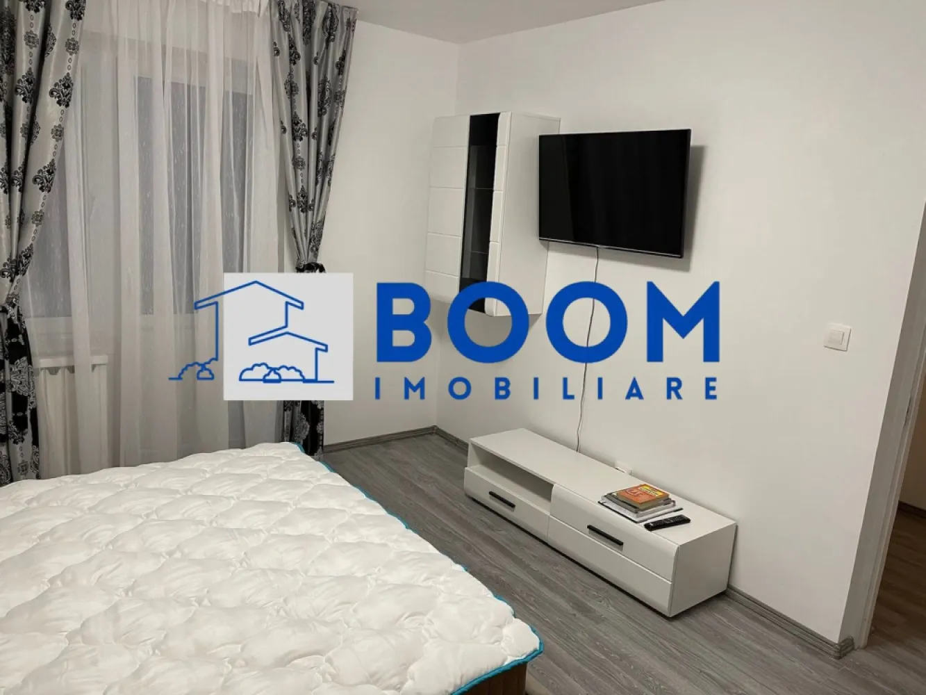 Apartament modern Ultracentral | Loc de parcare inclus | 2 balcoane | - BOOM Imobiliare vă propune spre vânzare un apartament cu 3 camere, finisat și utilat modern, situat în zona ultracentrală, ideal pentru mutare imediată și dotat cu parcare inclusă și boxă la subsol.
Zonă ultracentrală 
Școli și grădinițe în imediata apropiere.
Acces facil către Piața Centrală.
Parcuri și locuri de agrement la câțiva pași.
Dormitoare: 2 camere luminoase și spațioase.
Bucătărie: Spațiu generos, complet mobilat și utilat.
Balcoane: 2 terase foarte mari, ideale pentru relaxare.
Baie: Dotată cu geam exterior pentru aerisire naturală.
Depozitare: Boxă proprie situată la subsolul blocului.
Parcare: Loc de parcare privat inclus în preț.
Interior: Finisaje moderne de calitate superioară.
Mobilier: Se vinde complet mobilat și utilat.
Disponibilitate: Eliberabil imediat, cheile se predau la semnare.

Pentru a stabili o vizionare sau pentru a afla detalii despre preț, vă rugăm să ne contactați menționând agenția BOOM Imobiliare CP3195683