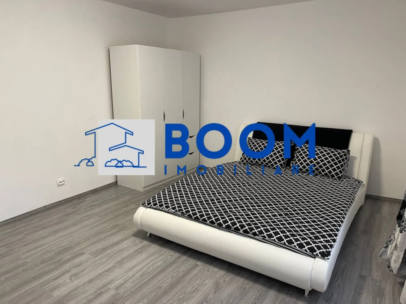Apartament modern Ultracentral | Loc de parcare inclus | 2 balcoane | - BOOM Imobiliare vă propune spre vânzare un apartament cu 3 camere, finisat și utilat modern, situat în zona ultracentrală, ideal pentru mutare imediată și dotat cu parcare inclusă și boxă la subsol.
Zonă ultracentrală 
Școli și grădinițe în imediata apropiere.
Acces facil către Piața Centrală.
Parcuri și locuri de agrement la câțiva pași.
Dormitoare: 2 camere luminoase și spațioase.
Bucătărie: Spațiu generos, complet mobilat și utilat.
Balcoane: 2 terase foarte mari, ideale pentru relaxare.
Baie: Dotată cu geam exterior pentru aerisire naturală.
Depozitare: Boxă proprie situată la subsolul blocului.
Parcare: Loc de parcare privat inclus în preț.
Interior: Finisaje moderne de calitate superioară.
Mobilier: Se vinde complet mobilat și utilat.
Disponibilitate: Eliberabil imediat, cheile se predau la semnare.

Pentru a stabili o vizionare sau pentru a afla detalii despre preț, vă rugăm să ne contactați menționând agenția BOOM Imobiliare CP3195683