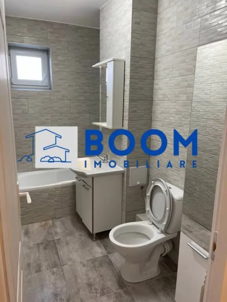 Apartament modern Ultracentral | Loc de parcare inclus | 2 balcoane | - BOOM Imobiliare vă propune spre vânzare un apartament cu 3 camere, finisat și utilat modern, situat în zona ultracentrală, ideal pentru mutare imediată și dotat cu parcare inclusă și boxă la subsol.
Zonă ultracentrală 
Școli și grădinițe în imediata apropiere.
Acces facil către Piața Centrală.
Parcuri și locuri de agrement la câțiva pași.
Dormitoare: 2 camere luminoase și spațioase.
Bucătărie: Spațiu generos, complet mobilat și utilat.
Balcoane: 2 terase foarte mari, ideale pentru relaxare.
Baie: Dotată cu geam exterior pentru aerisire naturală.
Depozitare: Boxă proprie situată la subsolul blocului.
Parcare: Loc de parcare privat inclus în preț.
Interior: Finisaje moderne de calitate superioară.
Mobilier: Se vinde complet mobilat și utilat.
Disponibilitate: Eliberabil imediat, cheile se predau la semnare.

Pentru a stabili o vizionare sau pentru a afla detalii despre preț, vă rugăm să ne contactați menționând agenția BOOM Imobiliare CP3195683