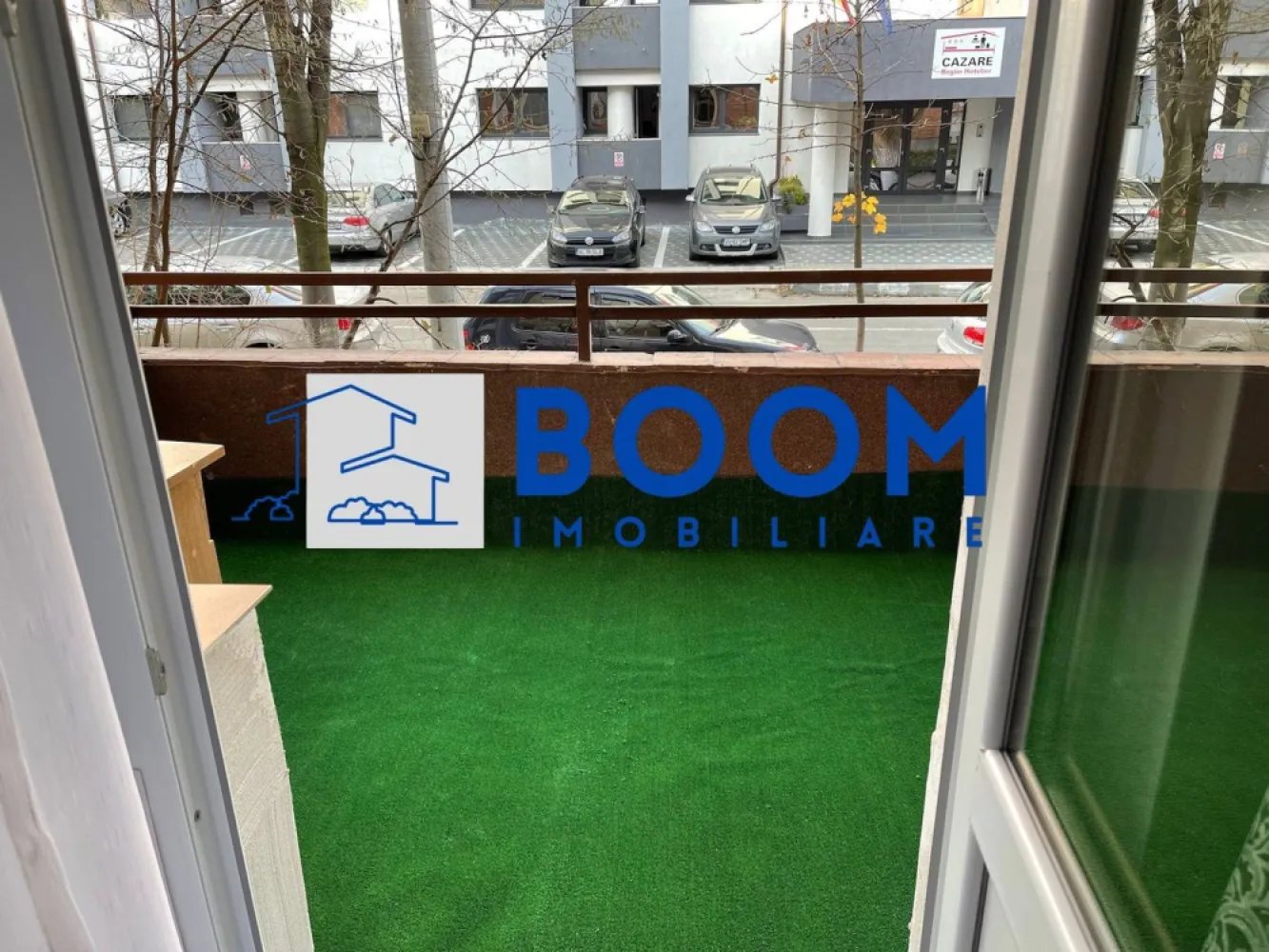 Apartament modern Ultracentral | Loc de parcare inclus | 2 balcoane | - BOOM Imobiliare vă propune spre vânzare un apartament cu 3 camere, finisat și utilat modern, situat în zona ultracentrală, ideal pentru mutare imediată și dotat cu parcare inclusă și boxă la subsol.
Zonă ultracentrală 
Școli și grădinițe în imediata apropiere.
Acces facil către Piața Centrală.
Parcuri și locuri de agrement la câțiva pași.
Dormitoare: 2 camere luminoase și spațioase.
Bucătărie: Spațiu generos, complet mobilat și utilat.
Balcoane: 2 terase foarte mari, ideale pentru relaxare.
Baie: Dotată cu geam exterior pentru aerisire naturală.
Depozitare: Boxă proprie situată la subsolul blocului.
Parcare: Loc de parcare privat inclus în preț.
Interior: Finisaje moderne de calitate superioară.
Mobilier: Se vinde complet mobilat și utilat.
Disponibilitate: Eliberabil imediat, cheile se predau la semnare.

Pentru a stabili o vizionare sau pentru a afla detalii despre preț, vă rugăm să ne contactați menționând agenția BOOM Imobiliare CP3195683
