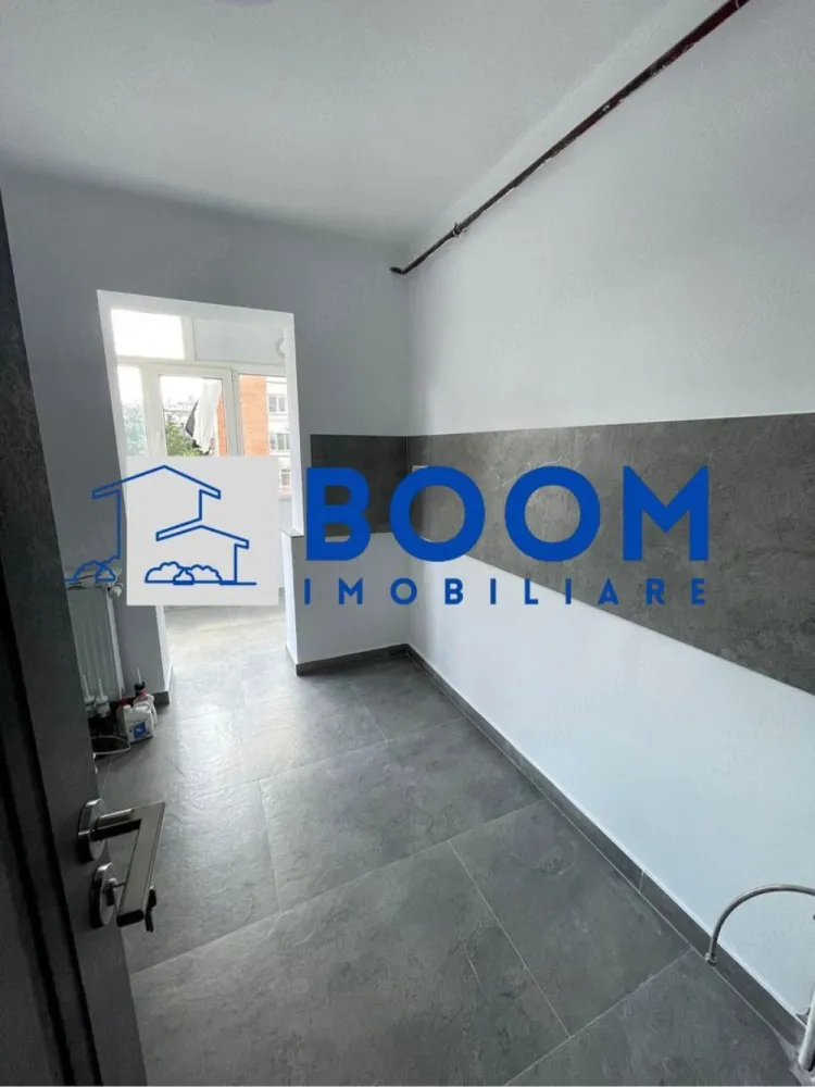 Apartament 2 camere | Etaj 2 | Zona Cina faleza| 50 mpu | - BOOM Imobiliare vă propune spre vânzare un apartament cu 2 camere, complet modernizat, situat într-o locație excelentă, ideal atât pentru locuit, cât și pentru investiție.
Adresă: Strada Luceafărului
Repere: Lângă Școala Generală Nr. 10.
Proximitate: Doar 10 minute de mers pe jos până în zona centrală.
Recreere: În spatele blocului se construiește noua pistă pietonală și de biciclete de pe faleza râului Olănești.
Proprietatea a fost renovată integral, utilizându-se materiale de calitate superioară:
Orientare: Sudică (luminozitate naturală sporită pe tot parcursul zilei).
Confort termic: Etaj intermediar excelent (Etaj 2 din 4).
Instalații noi: Instalație electrică și instalație sanitară schimbate complet.
Sistem încălzire: Centrală termică proprie + termostat (nouă, nefolosită), calorifere noi și robineți termostatați.
Facturi mici: Întreaga scară este debranșată de la CET, asigurând costuri minime de întreținere.
Finisaje baie: Echipamente sanitare de top (WC încastrat Grohe, coloană de duș Grohe).
Blocul dispune de numeroase locuri de parcare atât în față, cât și în spate.

Pentru mai multe detalii sau pentru a programa o vizionare va rugam sa specificati CP3195685