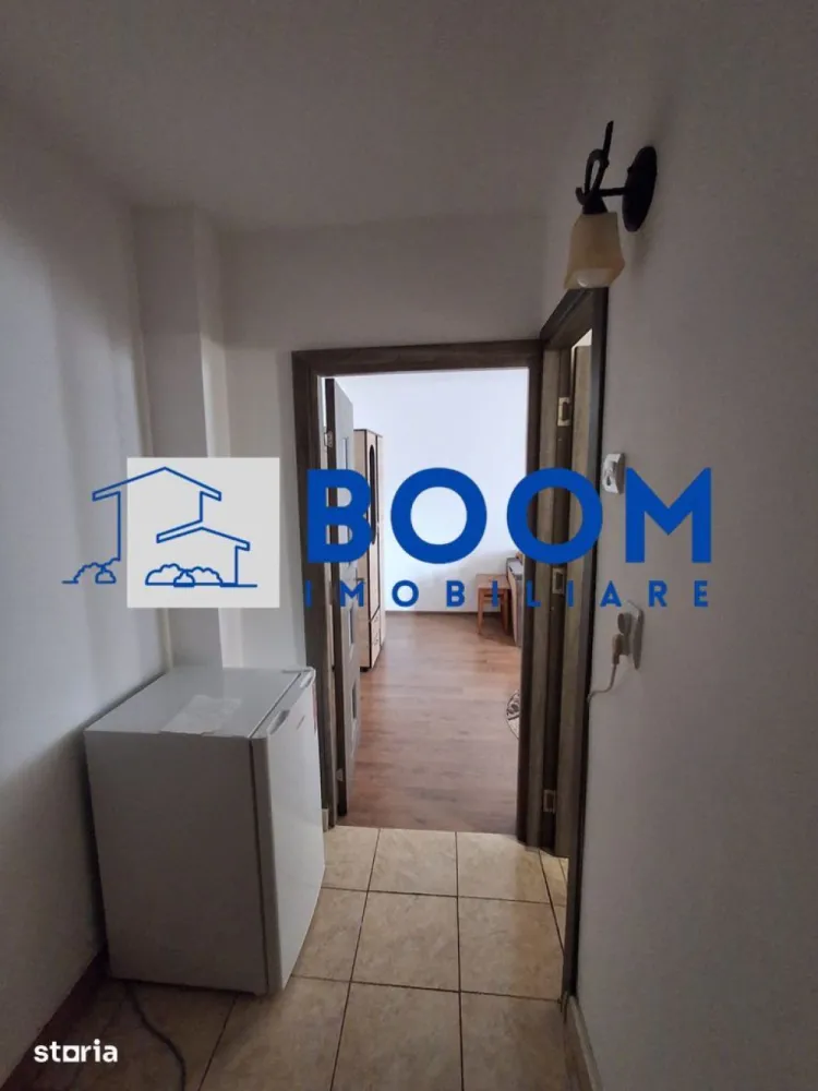 Garsoniera decomandata | Complet mobilata si utilata | 28 mpu | - BOOM Imobiliare vă propune spre vânzare o garsonieră confortabilă și luminoasă, ideală pentru locuit sau investiție. Proprietatea are o suprafață utilă de 28 mp și este situată la etajul 4 al unui imobil din zona Dovali. Locuința se vinde complet mobilată și utilată, fiind pregătită pentru mutare imediată.
Suprafață: 28 mp utili
Etaj: 4
Stare: Finisată, mobilată modern, utilată complet
Cumpărături: Acces pietonal rapid la supermarketuri
Educație: Școli și grădinițe în imediata apropiere
Transport: Stații de autobuz la doar câteva minute distanță
Pentru mai multe informații sau pentru a programa o vizionare, contactați echipa BOOM Imobiliare CP3195684