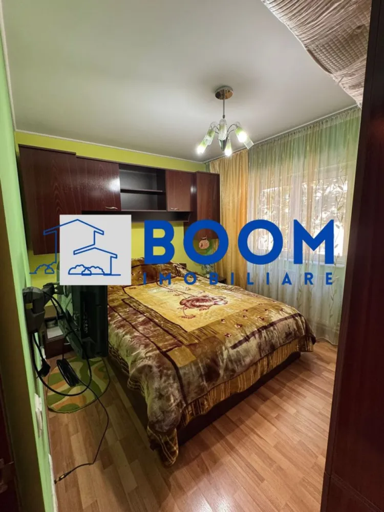 Apartament 2 camere | Etaj 1 | Zona Ostroveni | Gigacalorimetru - BOOM Imobiliare vă propune spre vânzare un apartament confortabil și bine compartimentat, situat în cartierul Ostroveni, la etajul 1, într-o zonă liniștită și apreciată, aproape de școli, magazine și bulevardul Dem Rădulescu.

Apartamentul este total decomandat și dispune de:

* hol spațios
* bucătărie separată
* dormitor cu baie în apropiere
* sufragerie luminoasă cu ieșire în balcon

Locuința este situată în mijlocul blocului, ceea ce oferă un confort termic foarte bun. Beneficiază de gigacalorimetre, tâmplărie din aluminiu, precum și instalații electrice și sanitare schimbate complet.

Se vinde nemobilat , fiind ideal atât pentru locuit, cât și pentru investiție. Mutare imediată.

Se acceptă credit ipotecar.

Pentru mai multe detalii și programări la vizionare, contactați BOOM Imobiliare. CP3195689