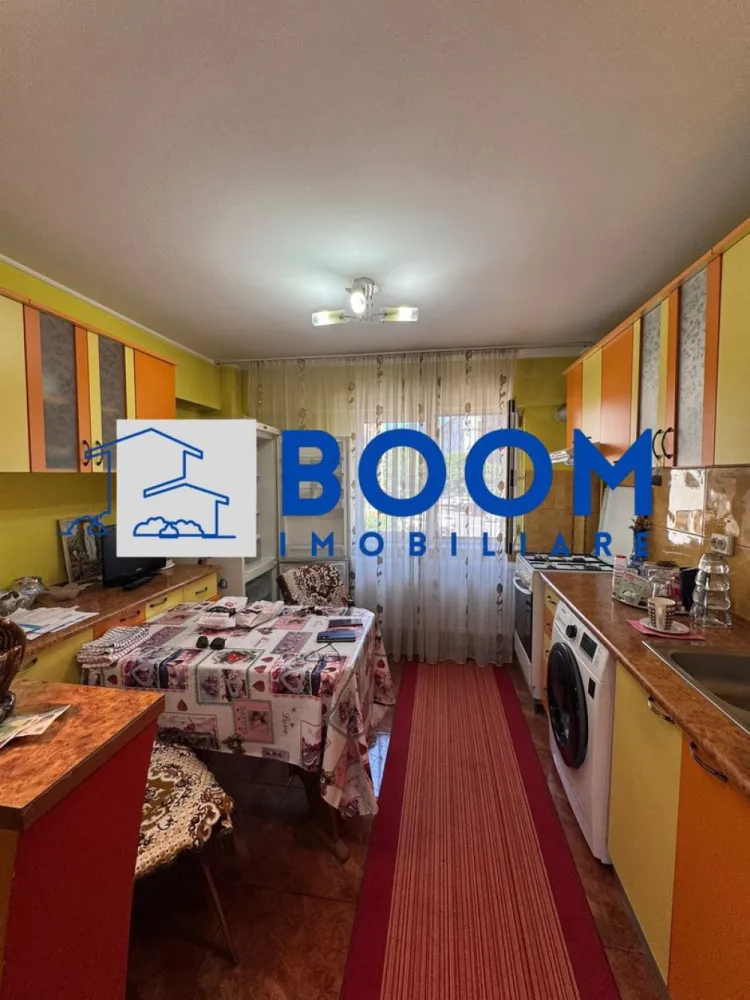 Apartament 2 camere | Etaj 1 | Zona Ostroveni | Gigacalorimetru - BOOM Imobiliare vă propune spre vânzare un apartament confortabil și bine compartimentat, situat în cartierul Ostroveni, la etajul 1, într-o zonă liniștită și apreciată, aproape de școli, magazine și bulevardul Dem Rădulescu.

Apartamentul este total decomandat și dispune de:

* hol spațios
* bucătărie separată
* dormitor cu baie în apropiere
* sufragerie luminoasă cu ieșire în balcon

Locuința este situată în mijlocul blocului, ceea ce oferă un confort termic foarte bun. Beneficiază de gigacalorimetre, tâmplărie din aluminiu, precum și instalații electrice și sanitare schimbate complet.

Se vinde nemobilat , fiind ideal atât pentru locuit, cât și pentru investiție. Mutare imediată.

Se acceptă credit ipotecar.

Pentru mai multe detalii și programări la vizionare, contactați BOOM Imobiliare. CP3195689