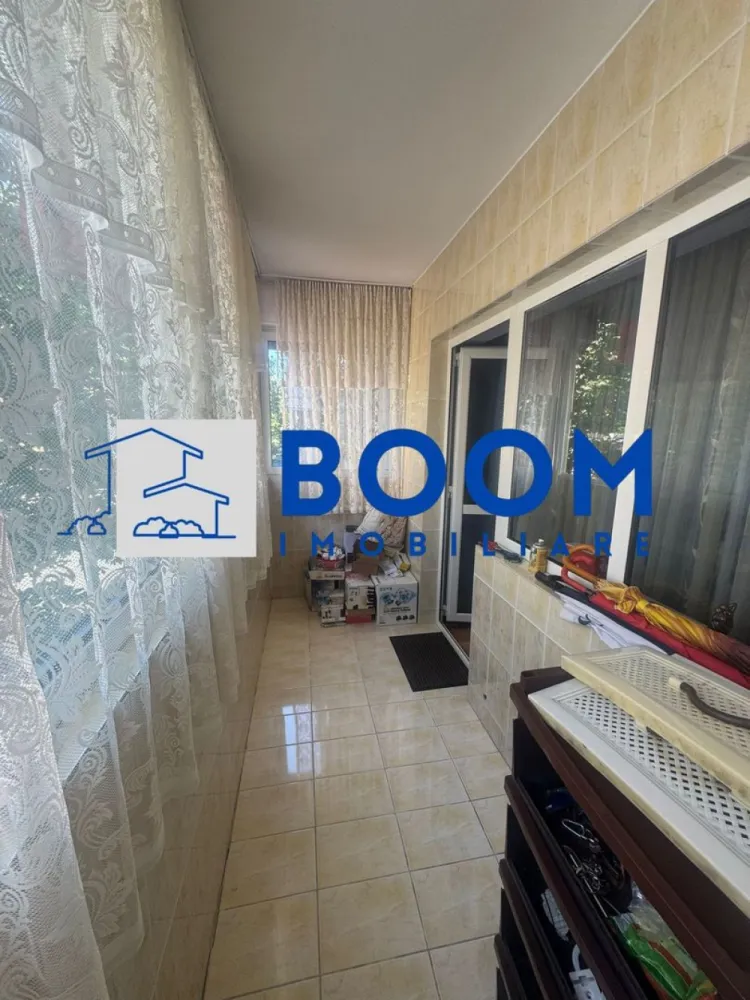 Apartament 2 camere | Etaj 1 | Zona Ostroveni | Gigacalorimetru - BOOM Imobiliare vă propune spre vânzare un apartament confortabil și bine compartimentat, situat în cartierul Ostroveni, la etajul 1, într-o zonă liniștită și apreciată, aproape de școli, magazine și bulevardul Dem Rădulescu.

Apartamentul este total decomandat și dispune de:

* hol spațios
* bucătărie separată
* dormitor cu baie în apropiere
* sufragerie luminoasă cu ieșire în balcon

Locuința este situată în mijlocul blocului, ceea ce oferă un confort termic foarte bun. Beneficiază de gigacalorimetre, tâmplărie din aluminiu, precum și instalații electrice și sanitare schimbate complet.

Se vinde nemobilat , fiind ideal atât pentru locuit, cât și pentru investiție. Mutare imediată.

Se acceptă credit ipotecar.

Pentru mai multe detalii și programări la vizionare, contactați BOOM Imobiliare. CP3195689